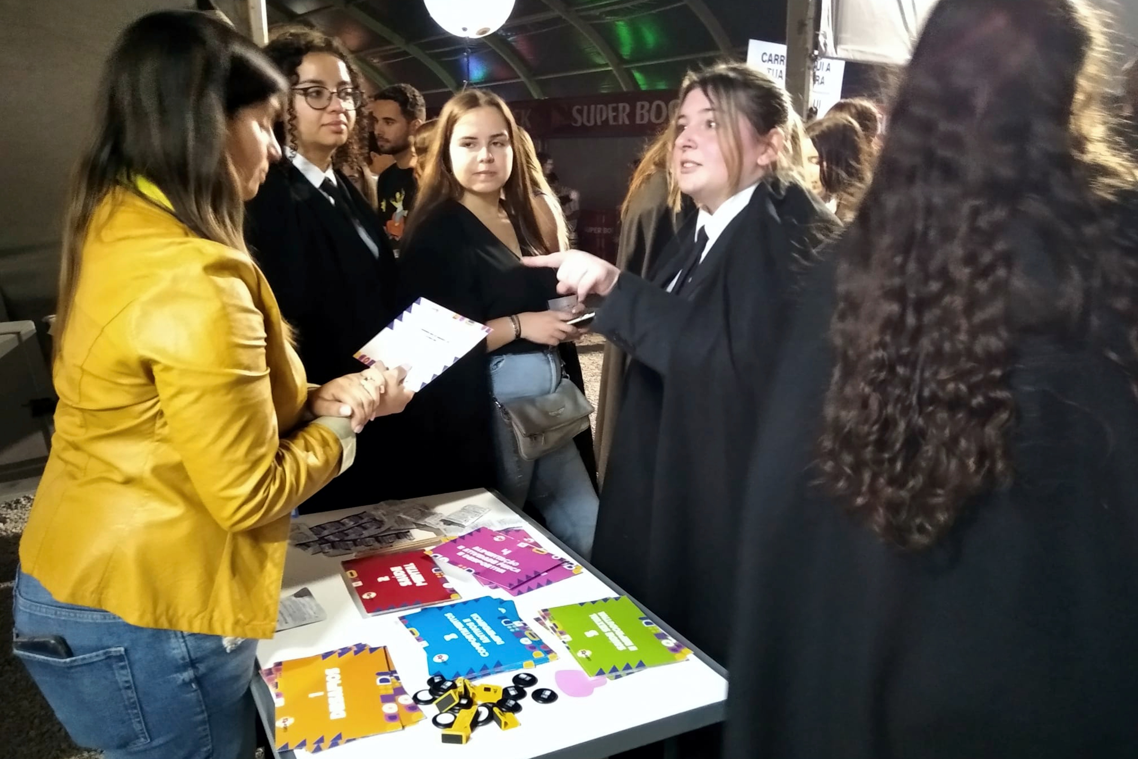 Psicóloga Natália Oliveira na dinamização do jogo Cuida-te+, junto de jovens universitárias.