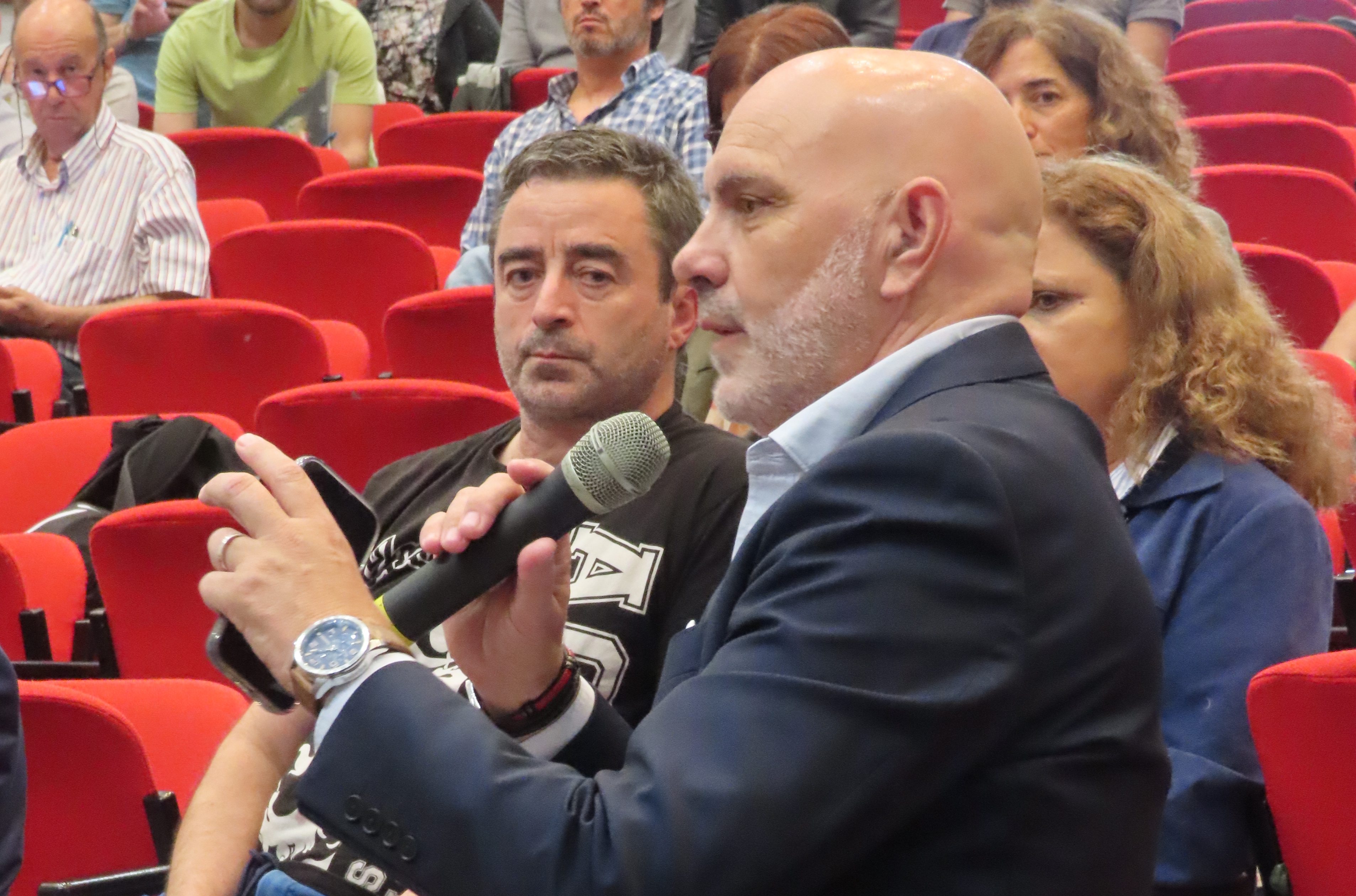 Diretor Regional do Alentejo do IPDJ, Miguel Rasquinho, a responder a uma questão colocada por uma pessoa do público.