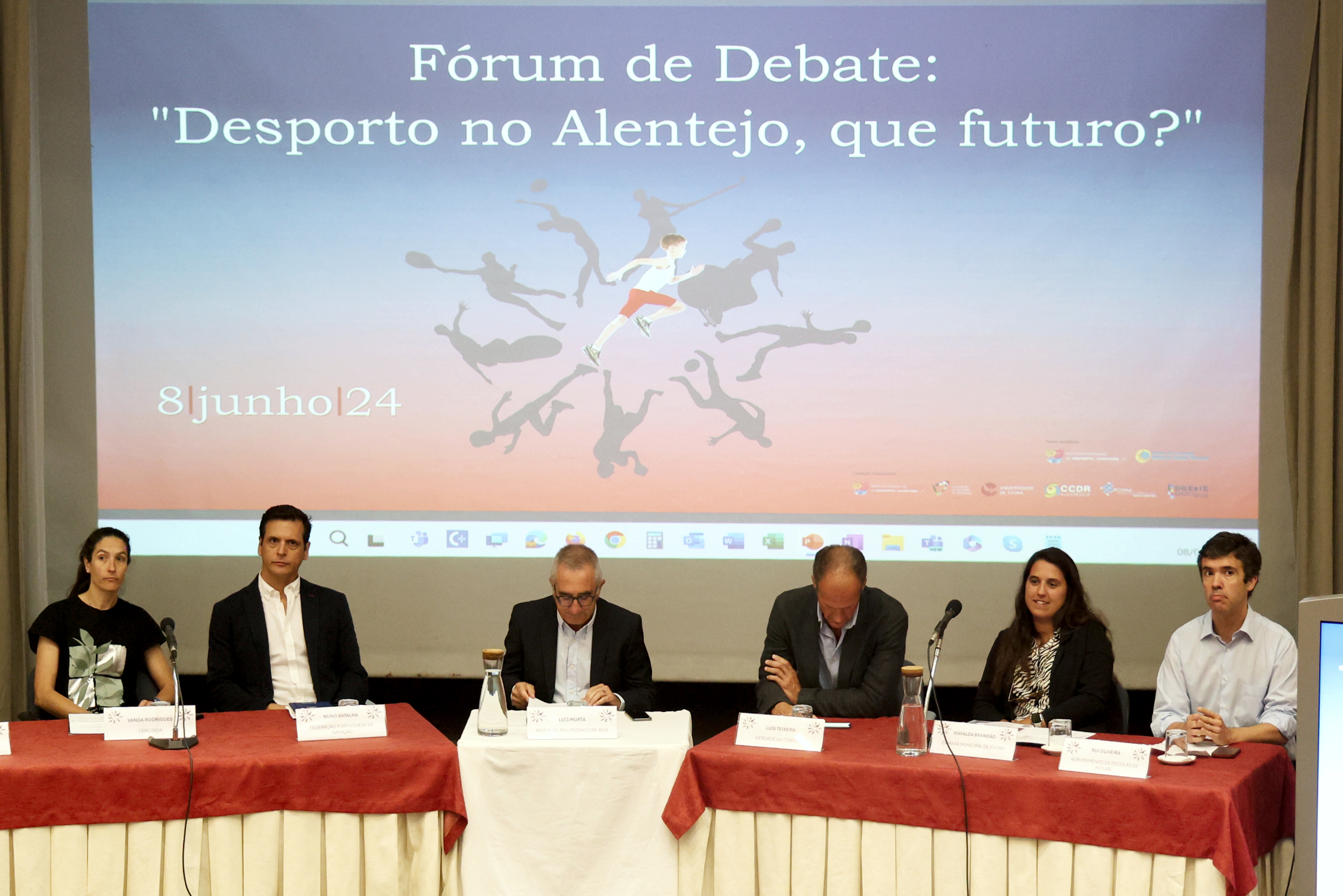 Imagem do segundo painel com os respetivos oradores, tendo como «pano de fundo» a imagem do Fórum.