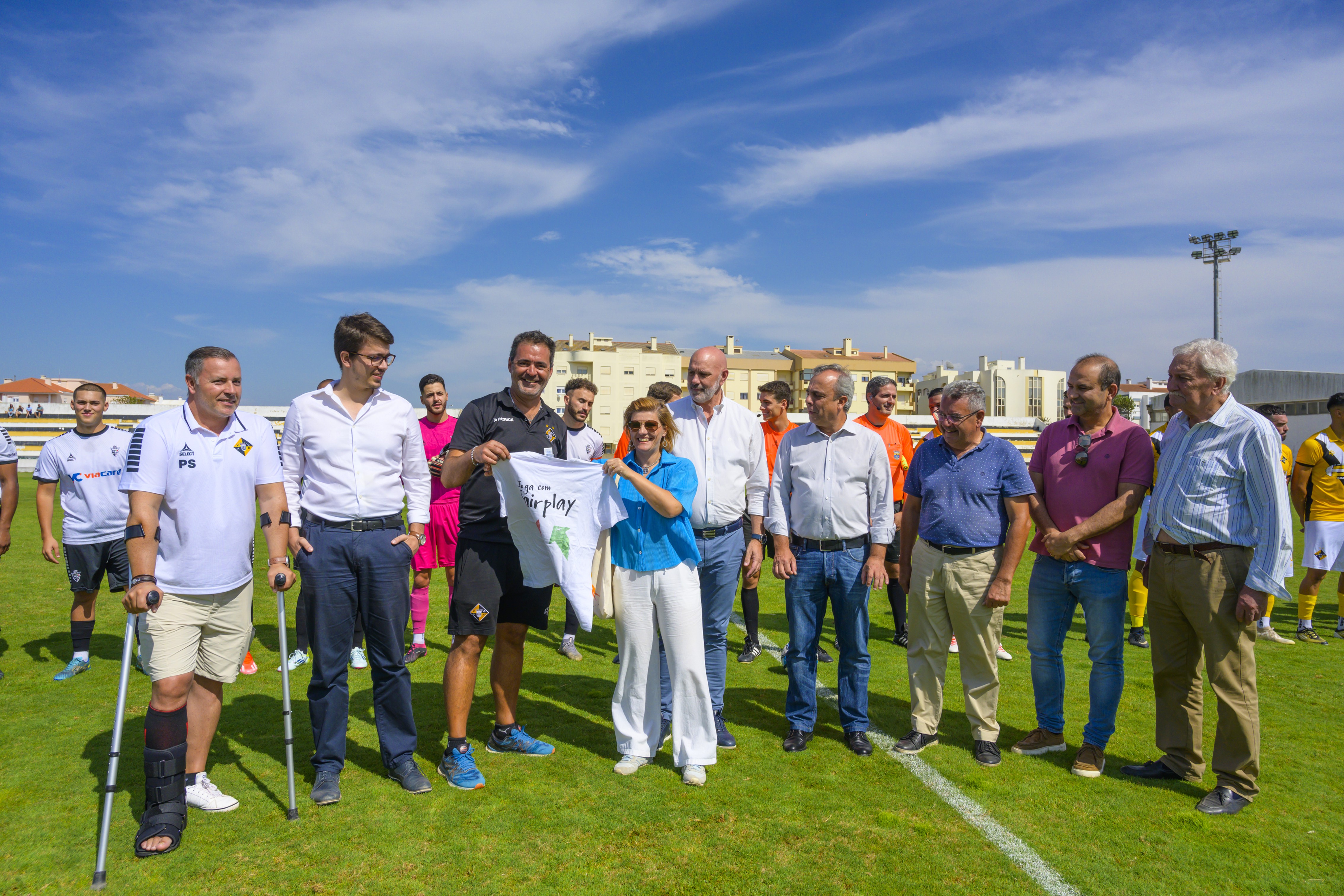 diretor regional do Alentejo do IPDJ, Miguel Rasquinho, presidente do Município de Sines, Nuno Mascarenhas, do vereador do Município de Sines, Gonçalo Naves, do presidente do Vasco da Gama Atlético Clube, Rui Pimenta, do presidente da Associação de Futebol de Setúbal, Amadeu Mota, e da técnica de desporto do IPDJ Alentejo, Andreia Peixe, a segurarem a Bandeira da Ética. Atrás dos representantes de cada uma destas, entidades, estão alguns atletas do Vasco da Gama Atlético Clube, a mostrarem uma t-shirt com a palavra «Respeito».