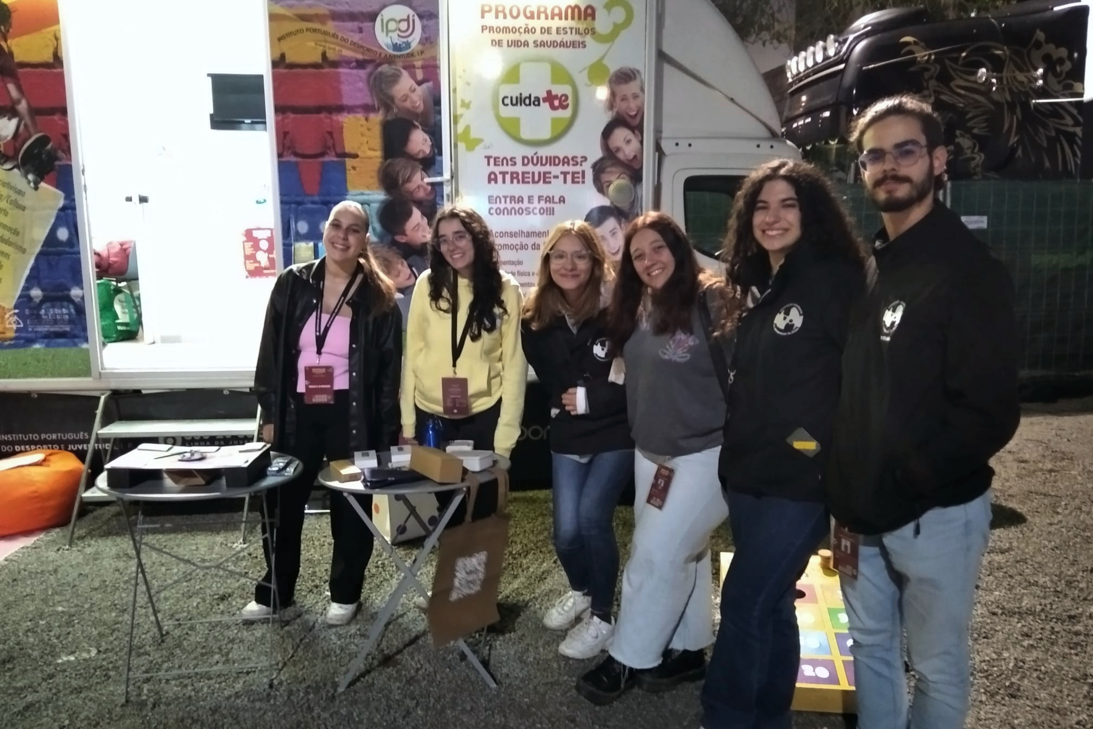 Jovens da Associação Académica da Universidade de Évora e duas jovens estagiárias do IPDJ, junto à Uniade Móvel Cuida-te+.