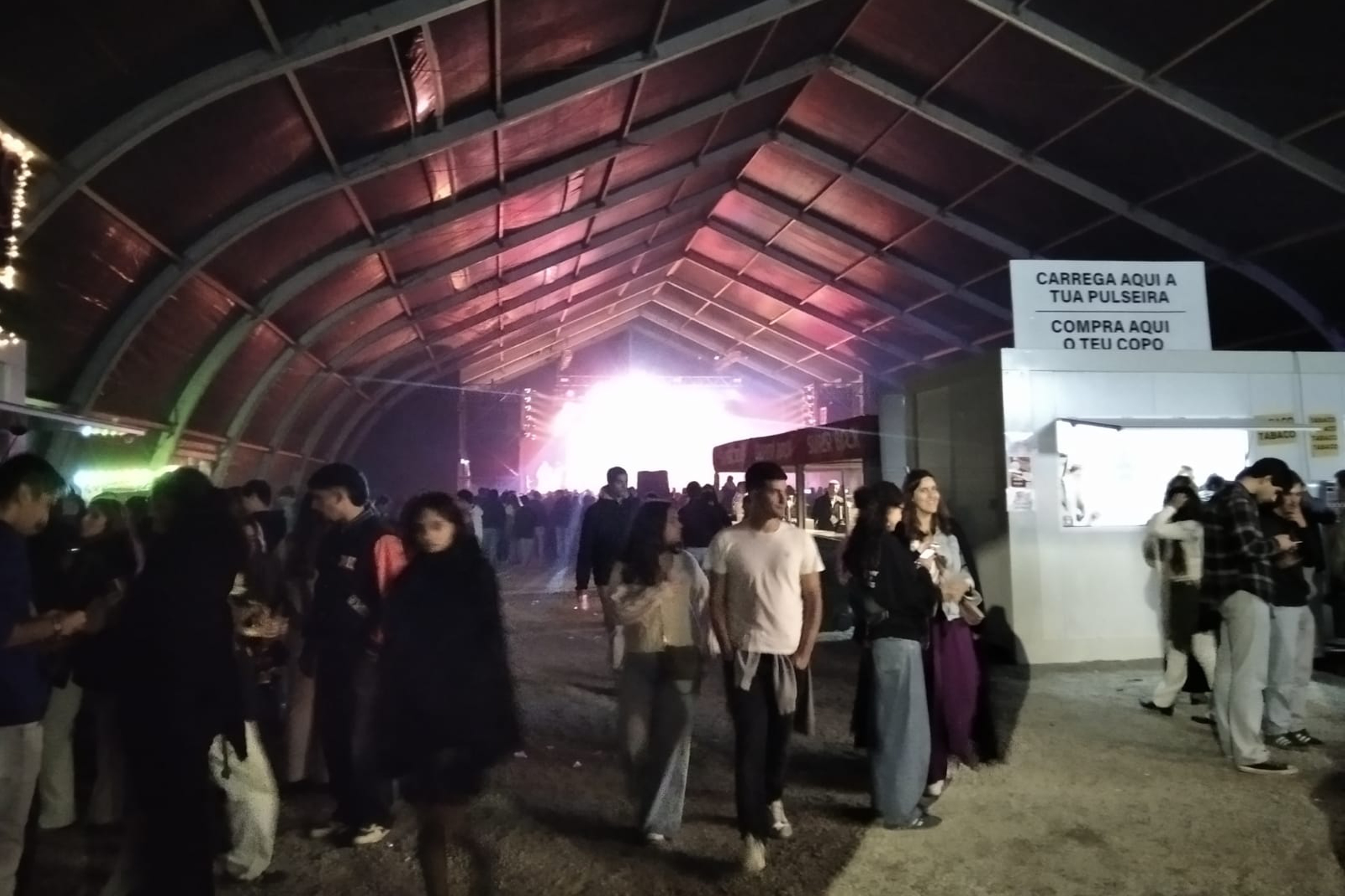 Várias centenas de jovens no espaço (tenda) da Receção ao Caloiro onde se realizam os concertos e as atividades dos núcleos dos vários cursos da Universidade de Évora.