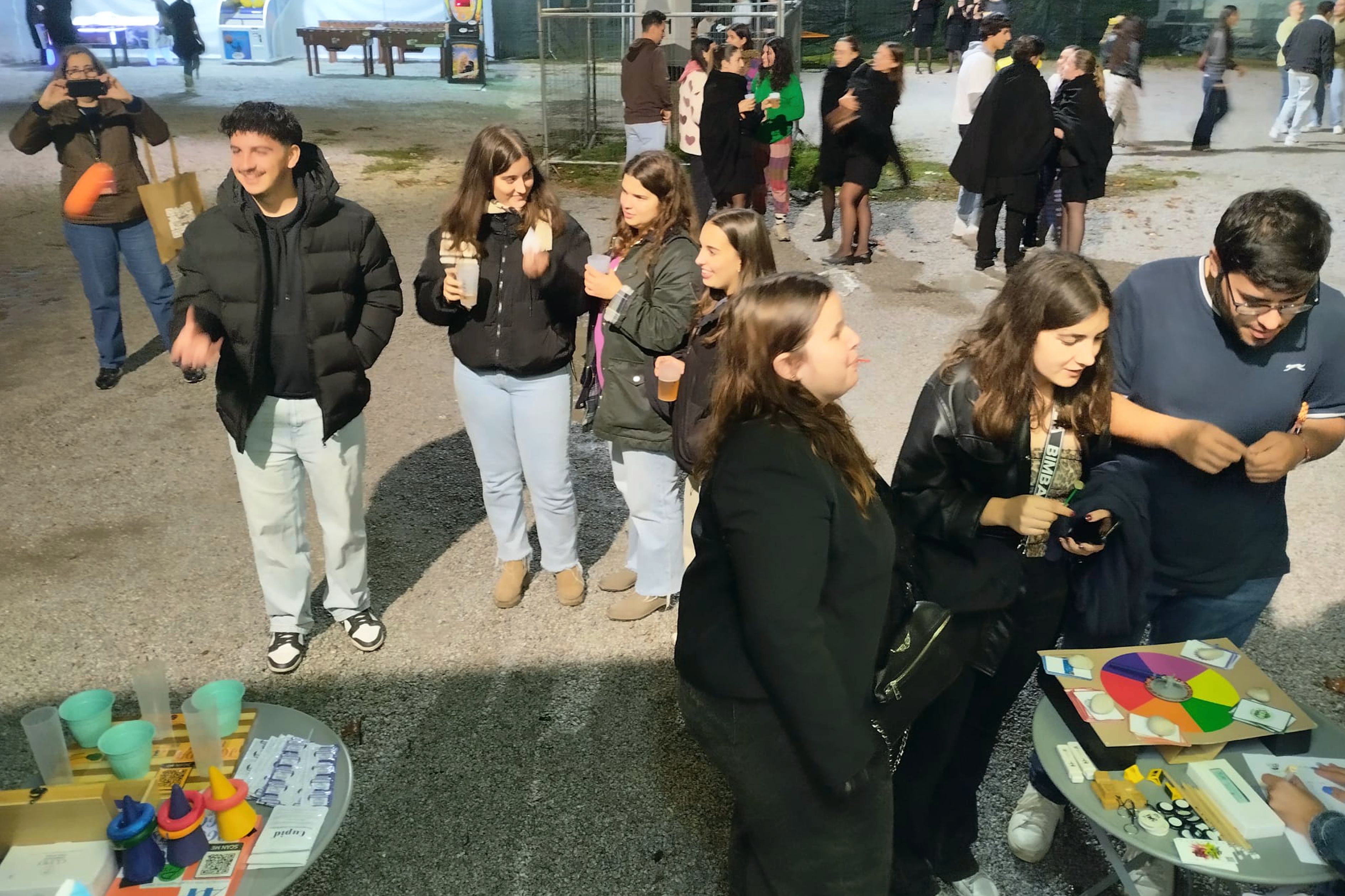 Vários jovens no recinto da Receção ao Caloiro a participarem nas atividades IPDJ.