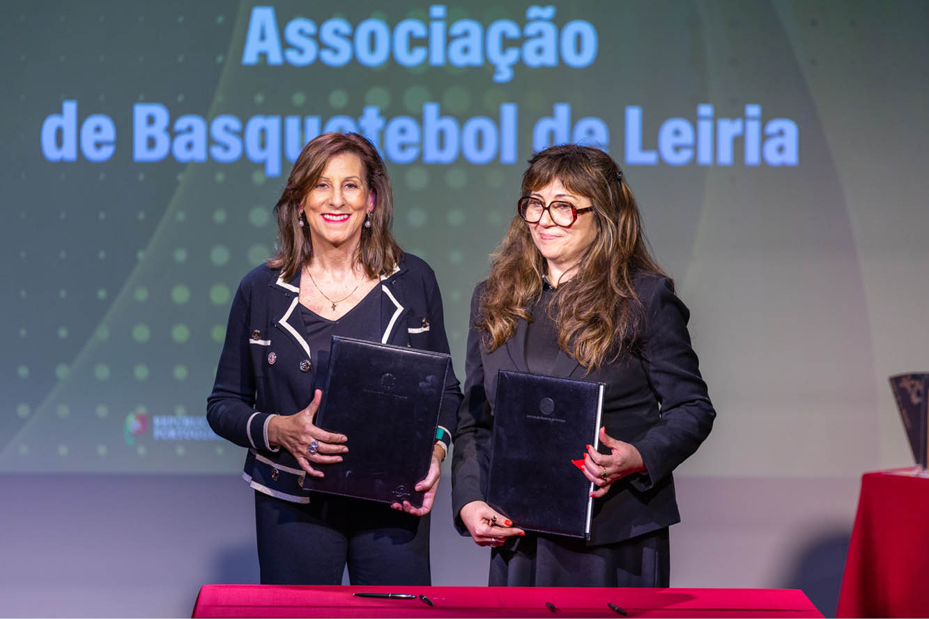 imagem de assinatura de memorando com basquetebol de leiria