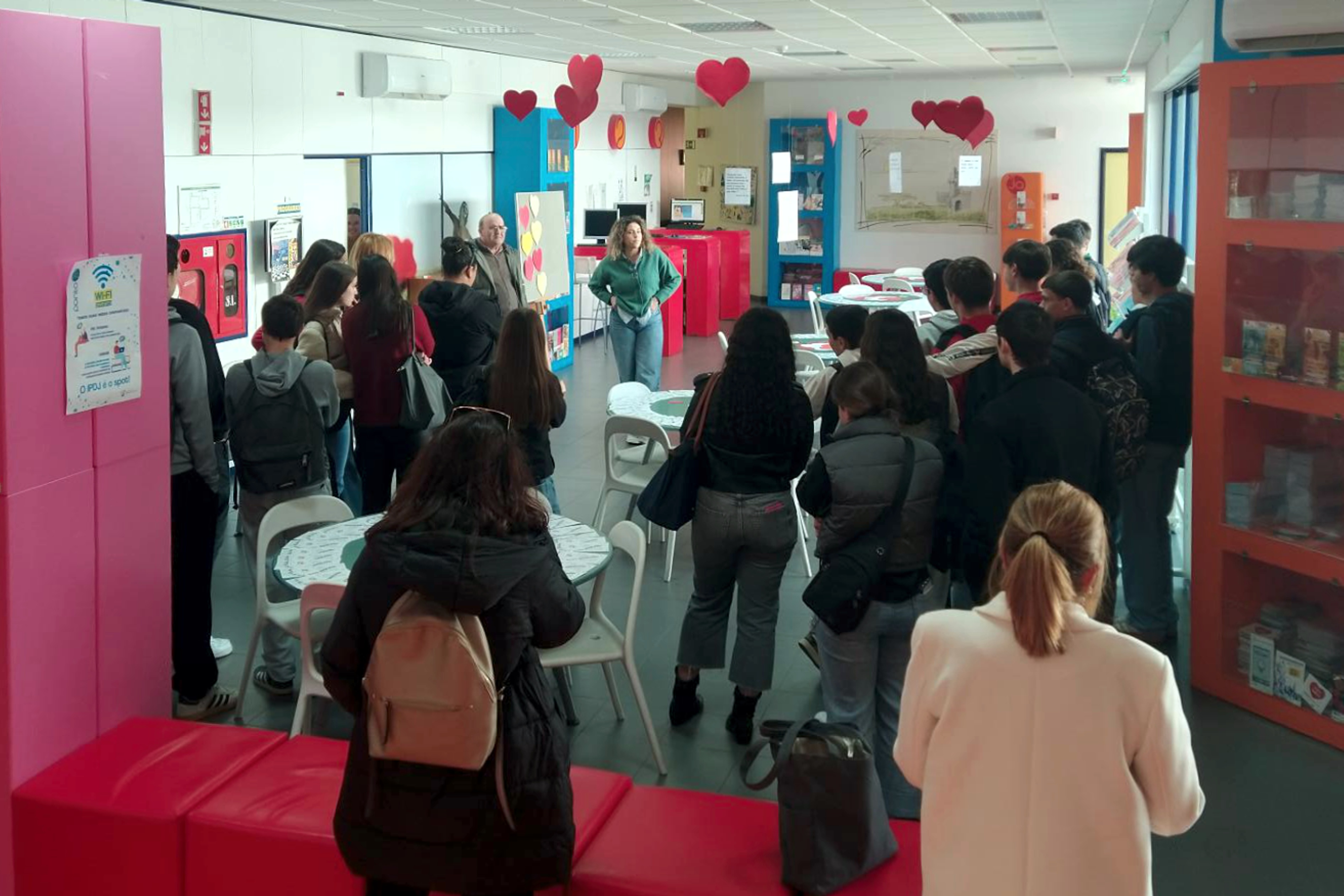 Jovens na Loja Ponto JA de Beja, na sessão dinamizada pela Psicóloga em Ano Profissional Júnior do  Programa Cuida-te, Mariana Parrinha.