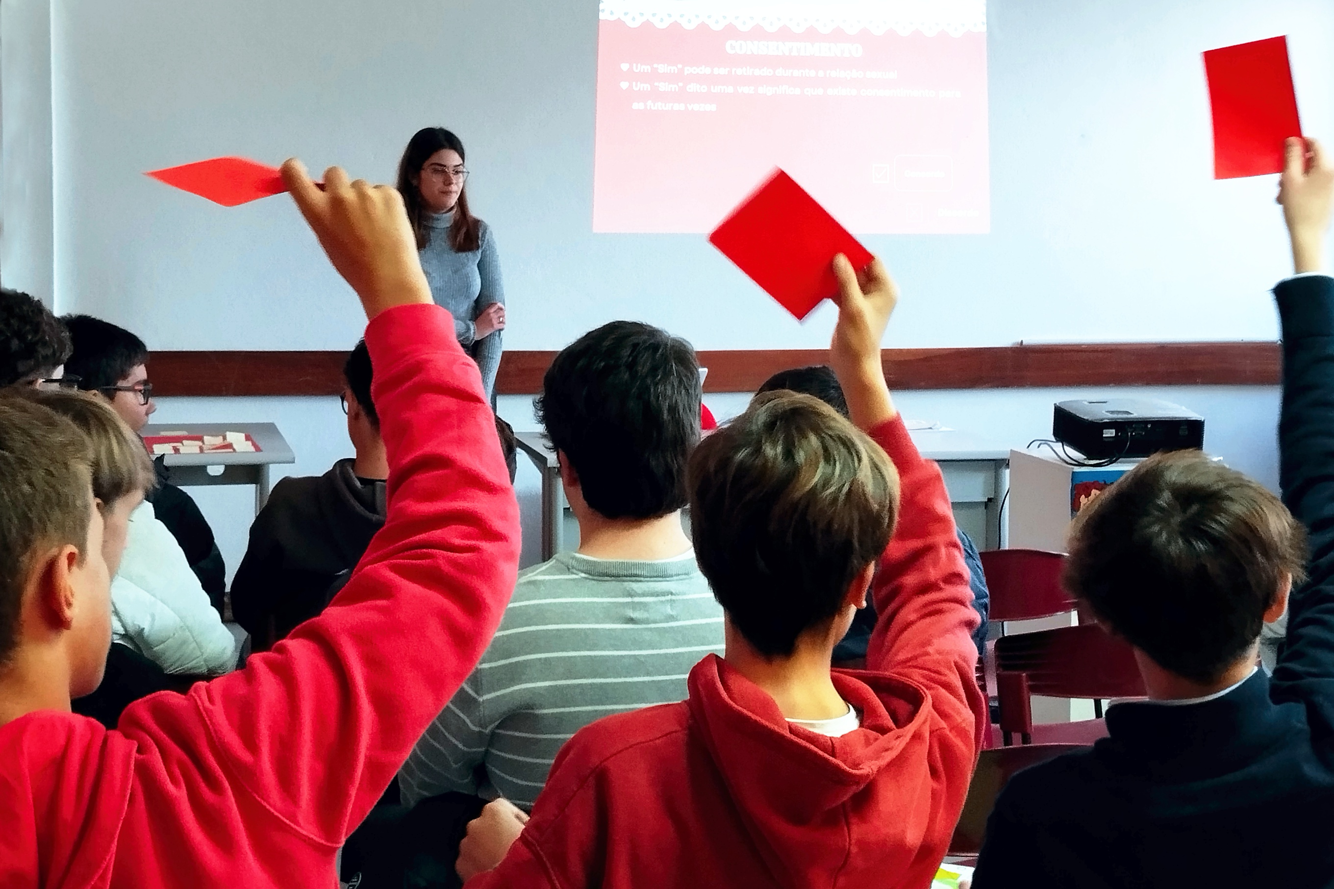 Jovens na Loja Ponto JA de Portalegre, na sessão do Dia dos Namorados, dinamizada pela Psicóloga em Ano Profissional Júnior do  Programa Cuida-te, Ana Rita Matos.