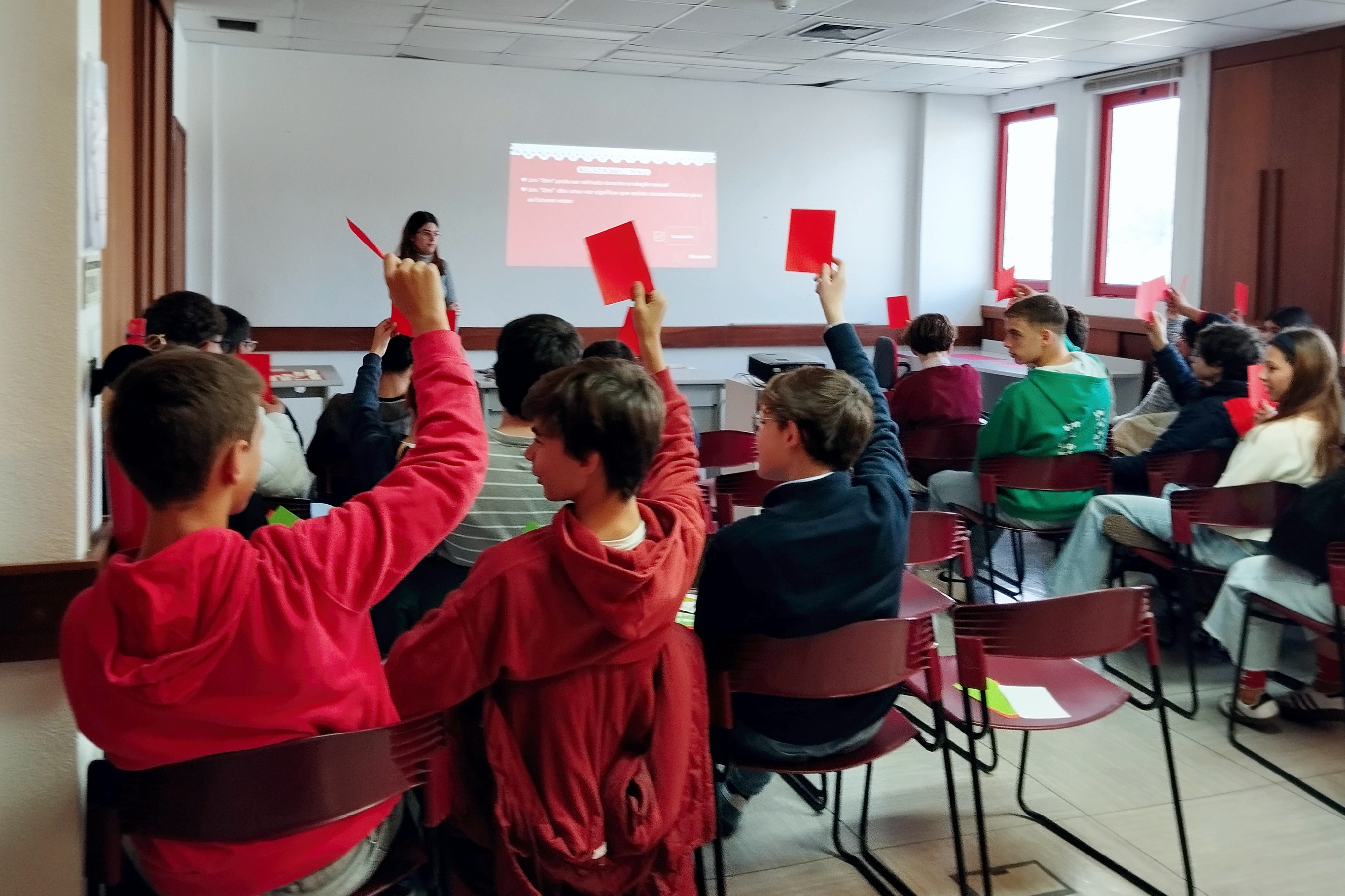 Jovens na Loja Ponto JA de Portalegre, na sessão do Dia dos Namorados, dinamizada pela Psicóloga em Ano Profissional Júnior do Programa Cuida-te, Ana Rita Matos.