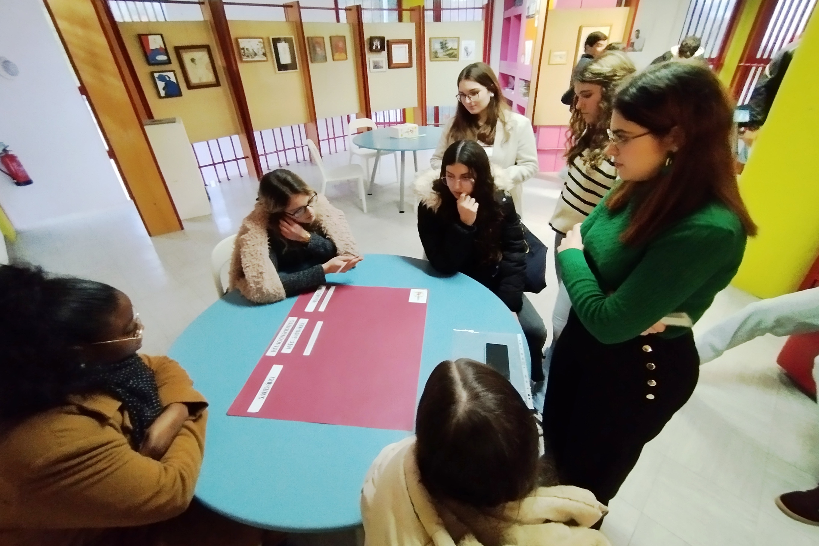 Jovens na Loja Ponto JA de Portalegre, a participarem nas dinâmicas do Dia dos Namorados, dinamizada pela Psicóloga em Ano Profissional Júnior do Programa Cuida-te, Ana Rita Matos.