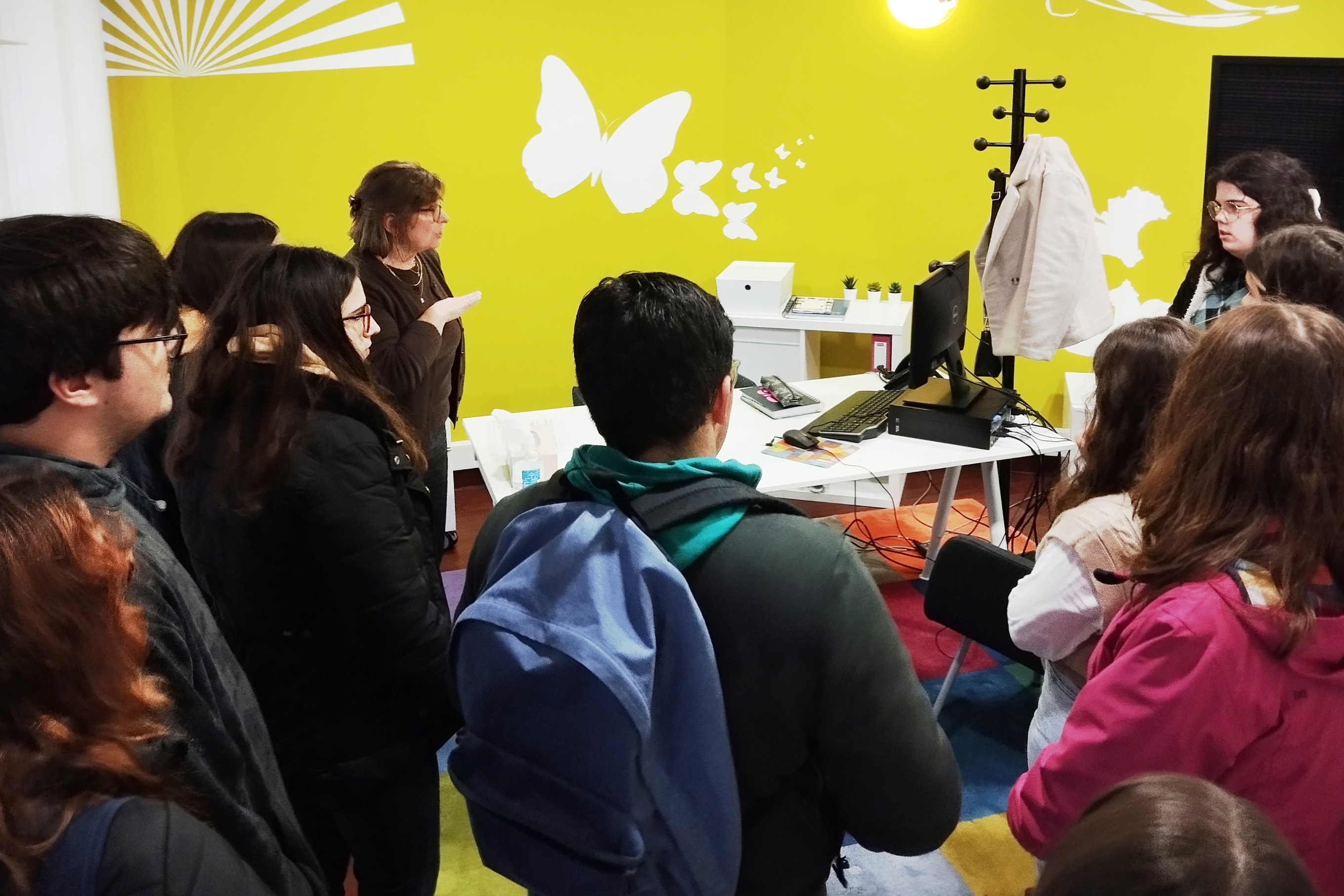 Jovens na visita ao Gabinete de Saúde Juvenil de Portalegre, após a sessão do Dia dos Namorados, com o apoio da técnica do IPDJ de Portalegre, Dina Crespo.