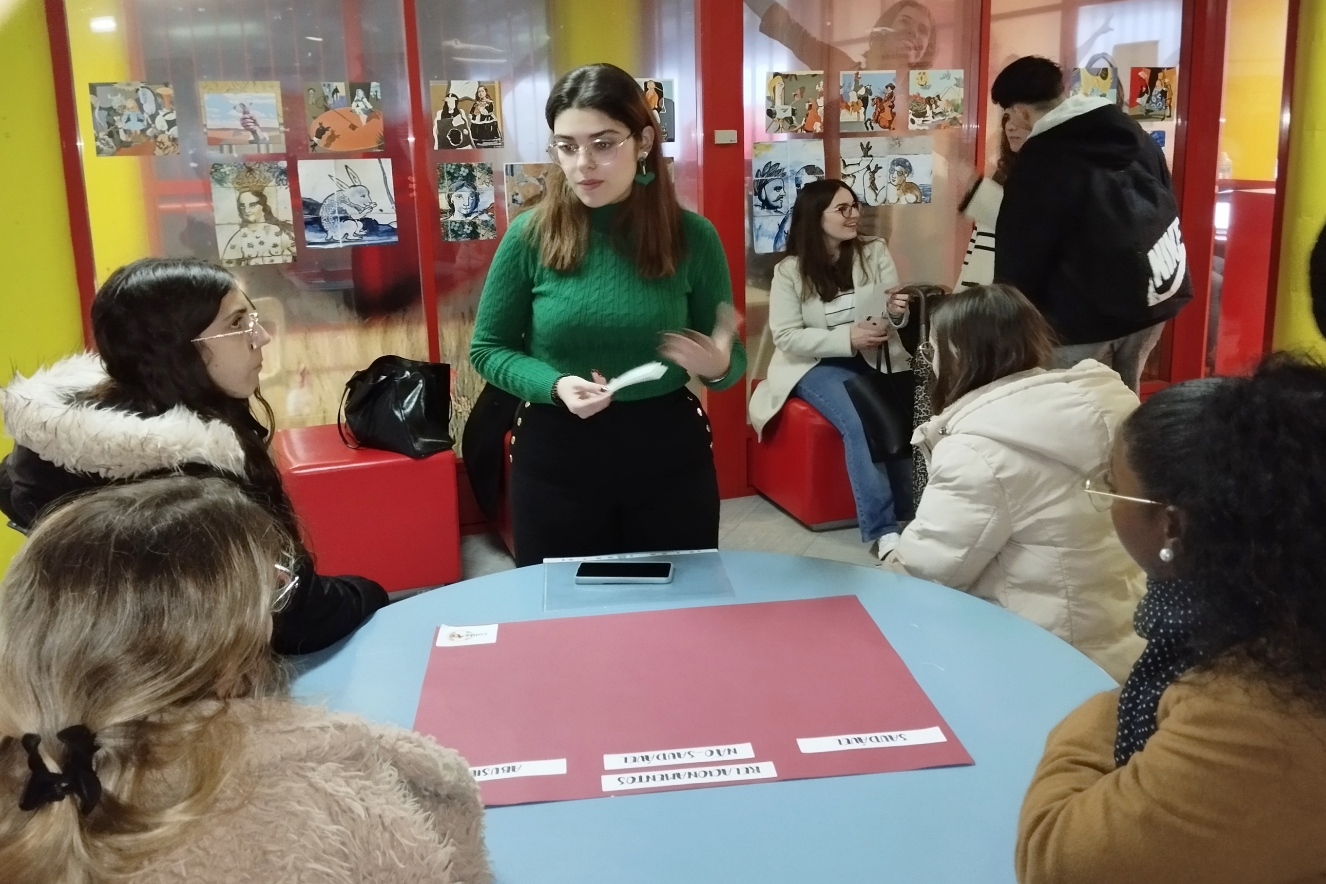 Jovens na Loja Ponto JA de Portalegre, a participarem nas dinâmicas do Dia dos Namorados, dinamizada pela Psicóloga em Ano Profissional Júnior do Programa Cuida-te, Ana Rita Matos.