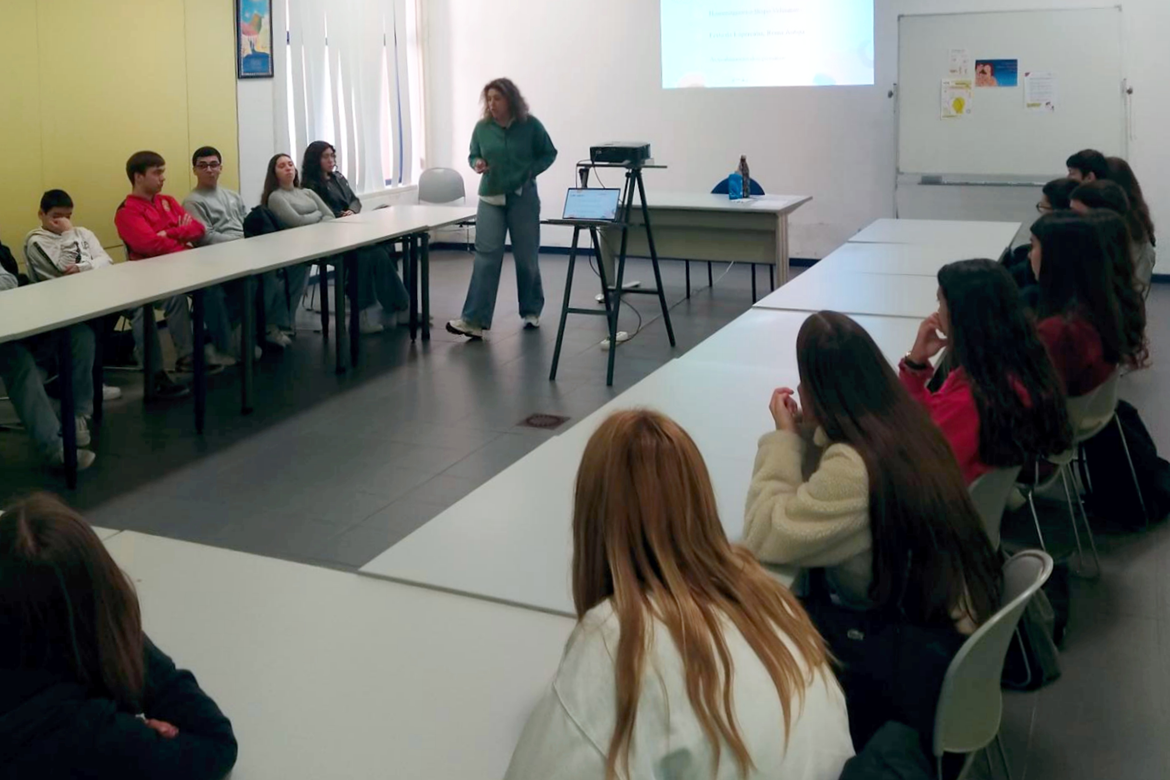 Jovens na Loja Ponto JA de Beja, na sessão do Dia dos Namorados, dinamizada pela Psicóloga em Ano Profissional Júnior do  Programa Cuida-te, Mariana Parrinha.