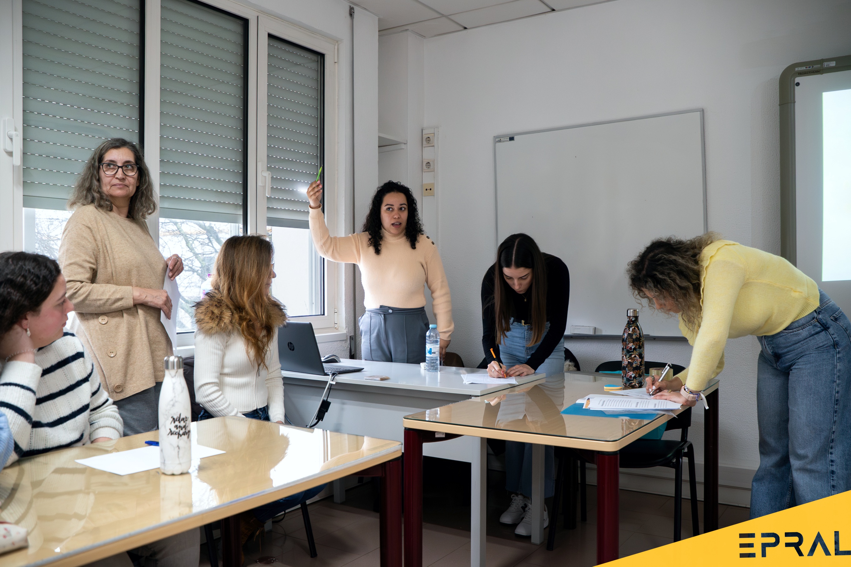 Jovens na Escola Profissional da Região Alentejo (EPRAL), a participaremna sessão do Dia dos Namorados, dinamizada pela Psicóloga em Ano Profissional Júnior do  Programa Cuida-te, Mariana Parrinha, com a presença das psicólogas da EPRAL, e das técnicas Sónia Gaudêncio (IPDJ/Beja) e Anabela Santos (IPDJ/Évora) e.