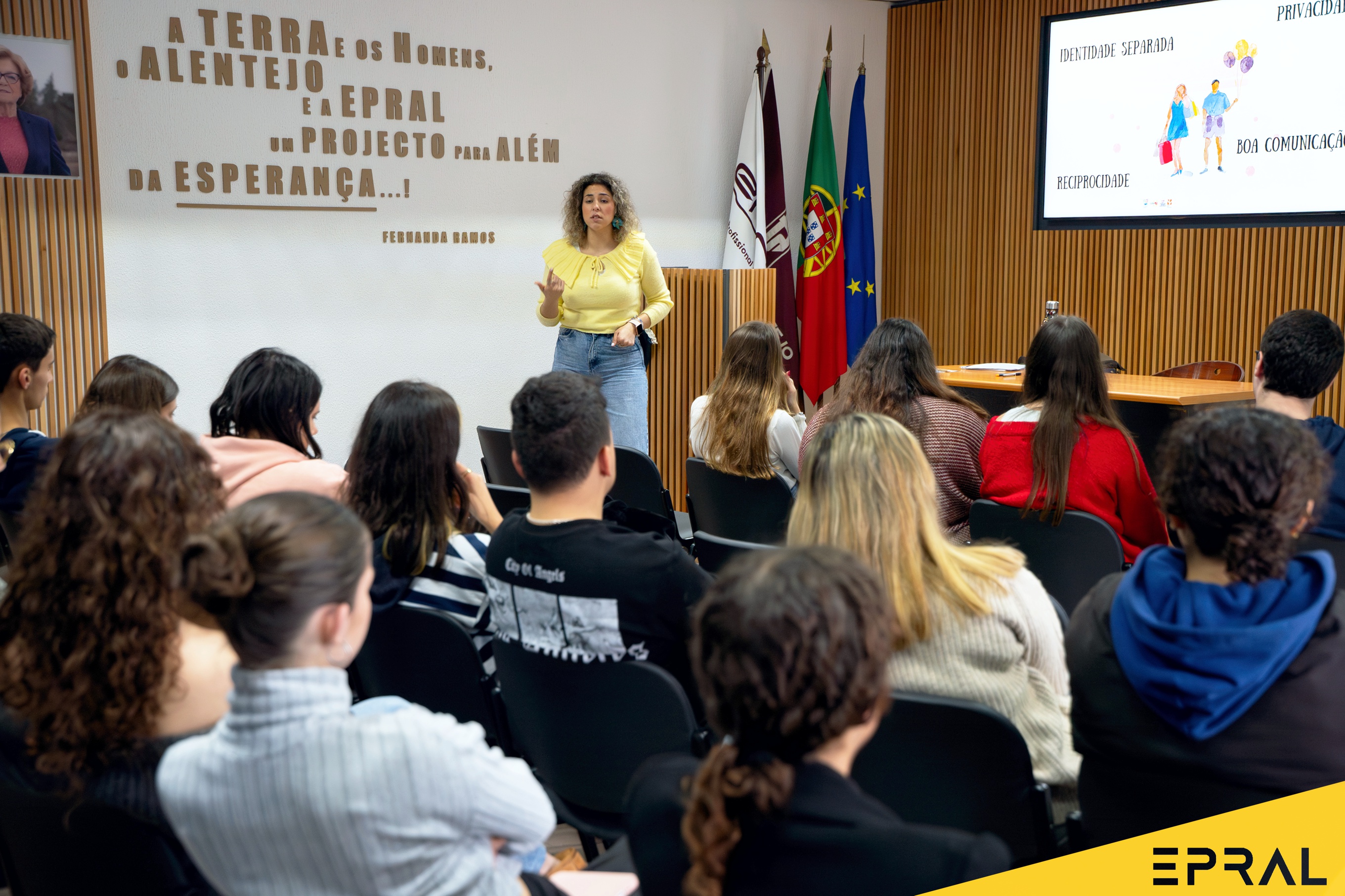 Jovens na Escola Profissional da Região Alentejo (EPRAL), a participarem na sessão do Dia dos Namorados, dinamizada pela Psicóloga em Ano Profissional Júnior do  Programa Cuida-te, Mariana Parrinha.