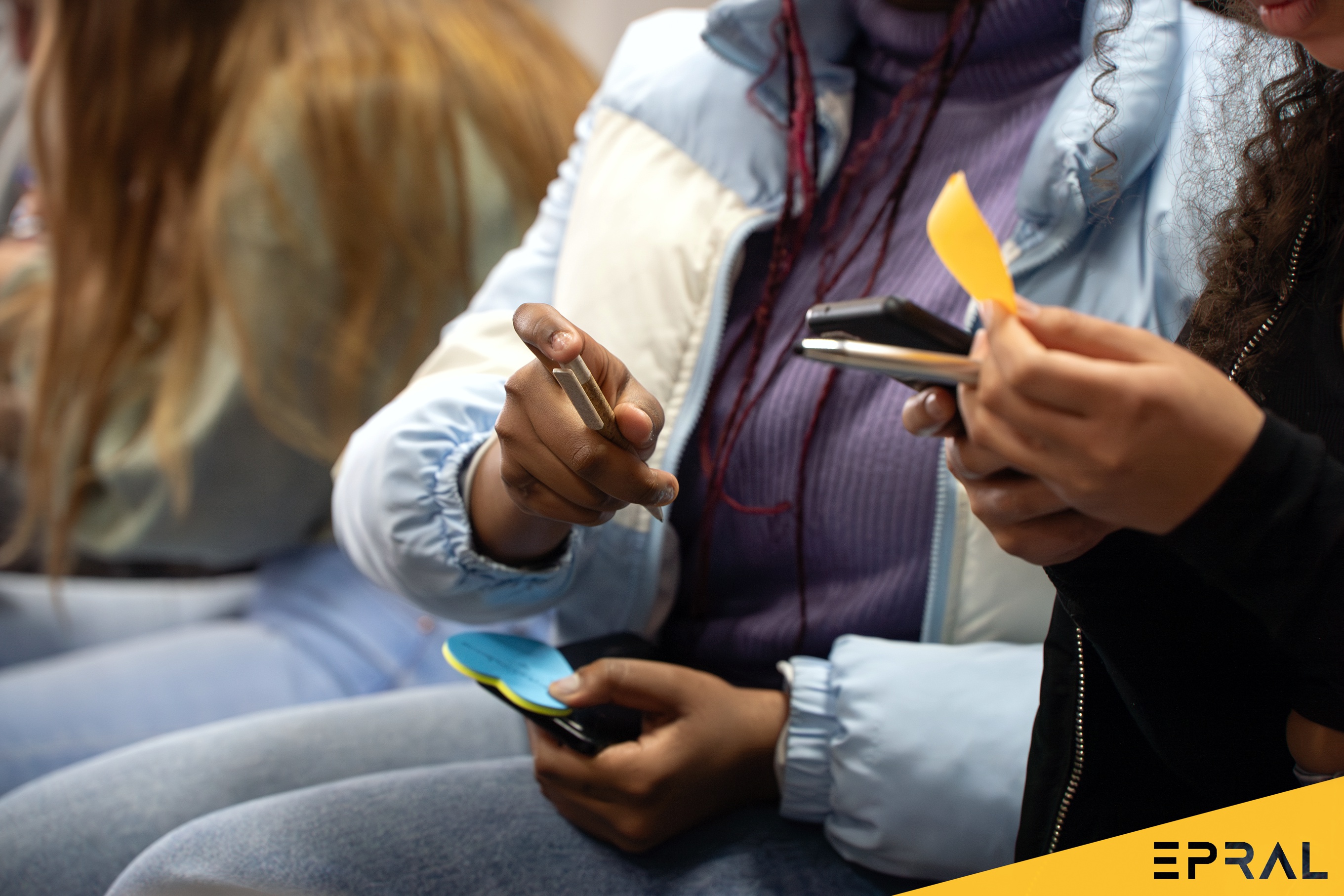 Jovens na Escola Profissional da Região Alentejo (EPRAL), a participarem na sessão do Dia dos Namorados.