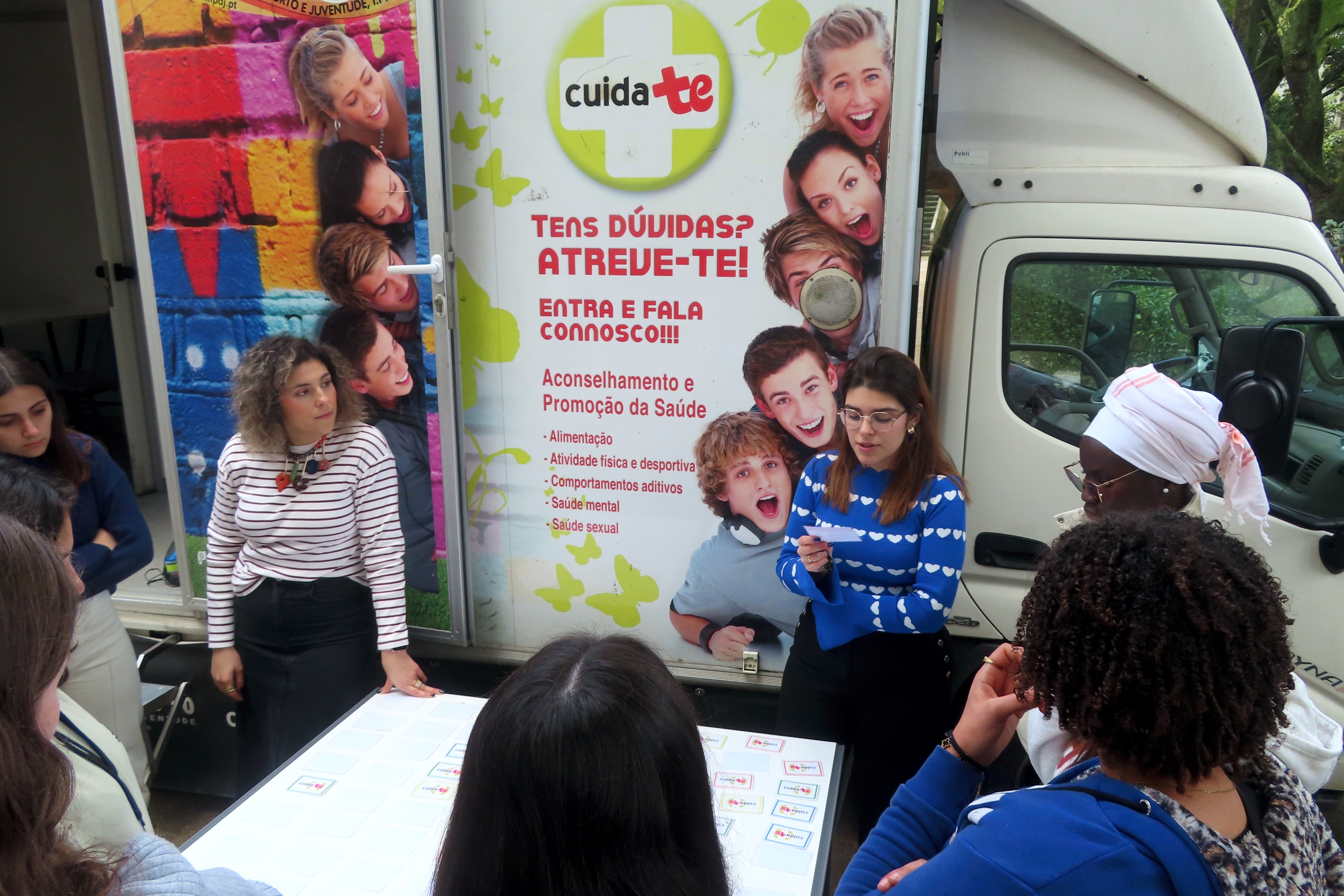 Jovens junto à Unidade Móvel Cuida-te a participarem na atividade dinamizada pelas Psicólogas Cuida-te, Ana Rita Matos e Mariana Parrinha.