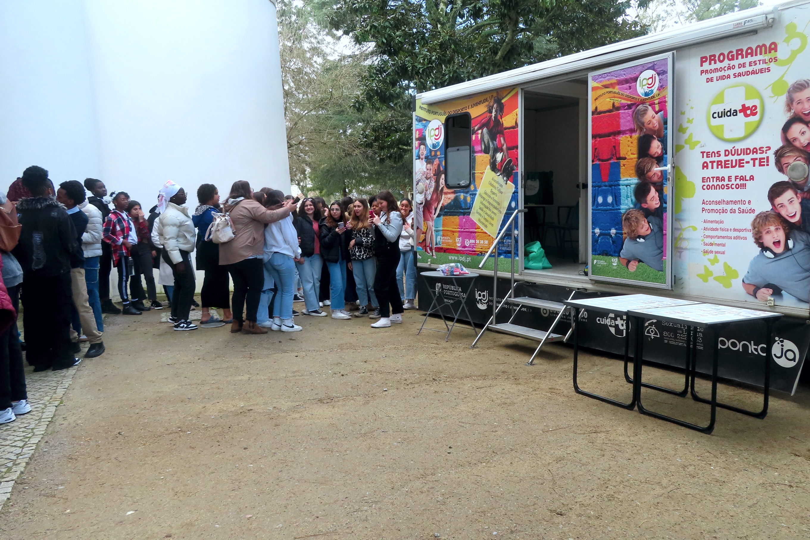 Jovens junto à Unidade Móvel Cuida-te para participarem nas atividades.