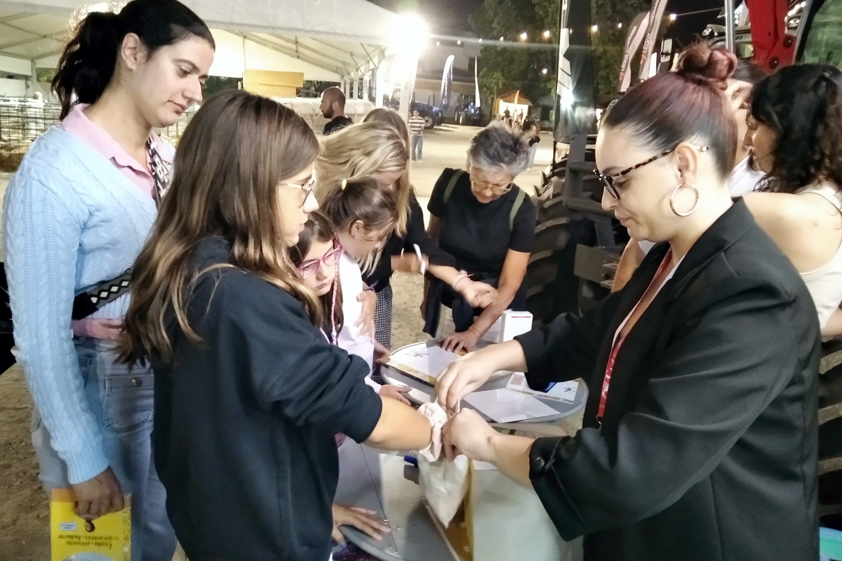 Jovens junto à Unidade Móvel Cuida-te a participarem nas atividades dinamizadas pela profissional de saúde Cuida-te.