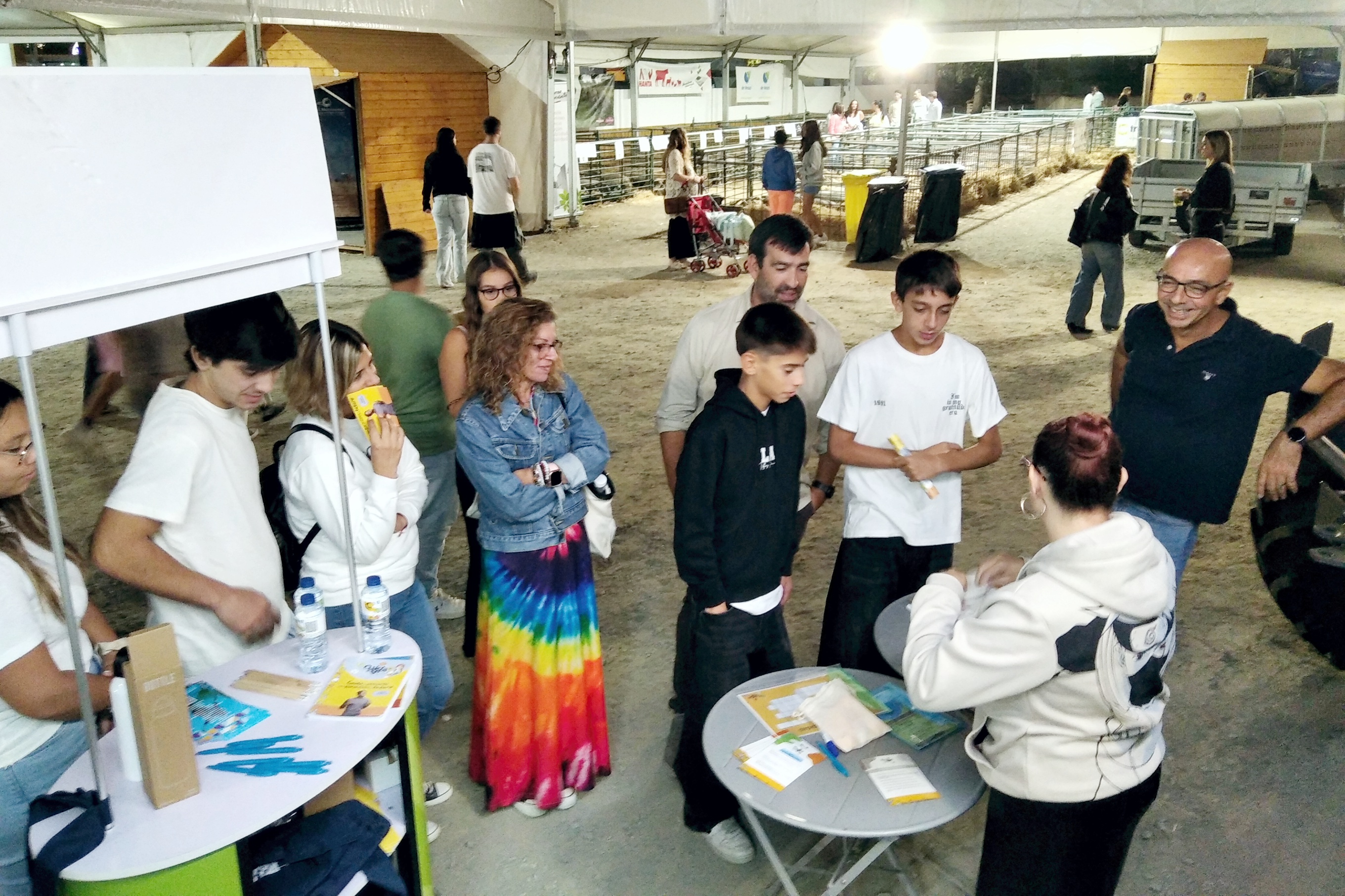 Jovens e pais junto à Unidade Móvel Cuida-te a participarem nas atividades dinamizadas pela profissional de saúde Cuida-te.