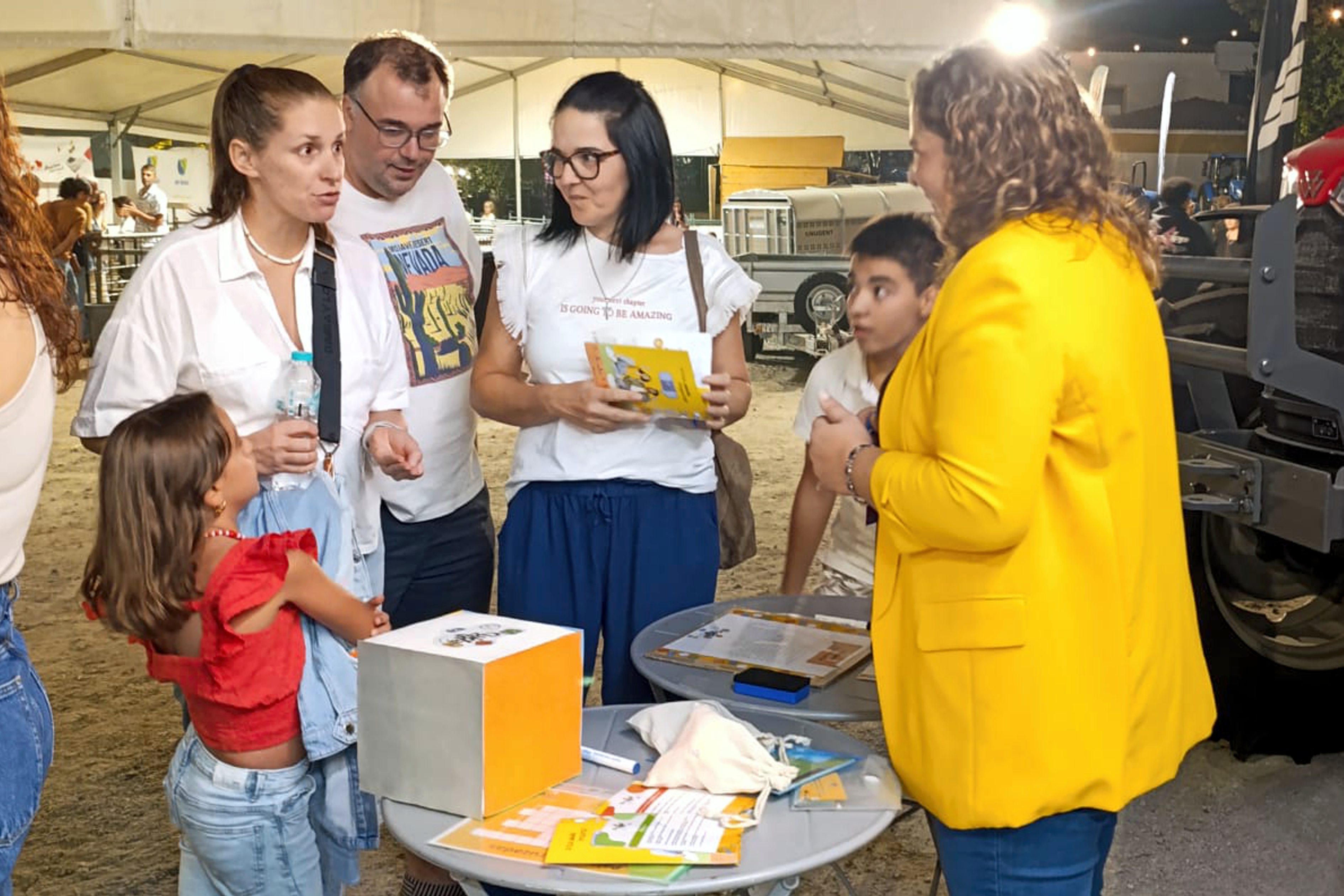 Jovens e pais junto à Unidade Móvel Cuida-te a participarem nas atividades dinamizadas pela profissional de saúde Cuida-te.