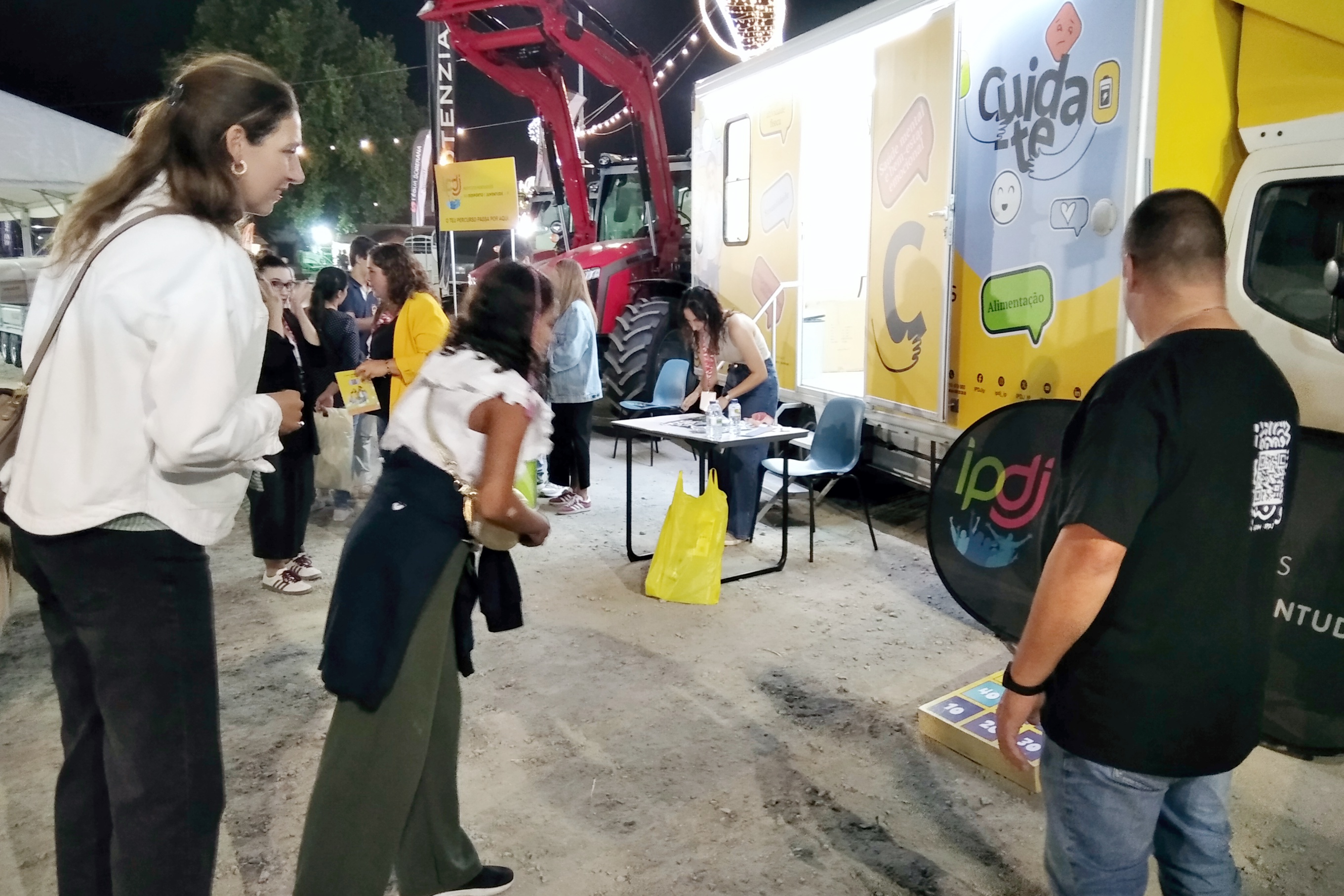 Jovem junto à Unidade Móvel Cuida-te a jogar ao jogo do burro, atividade dinamizada pelo profissional de juventude afeto ao programa Cuida-te.