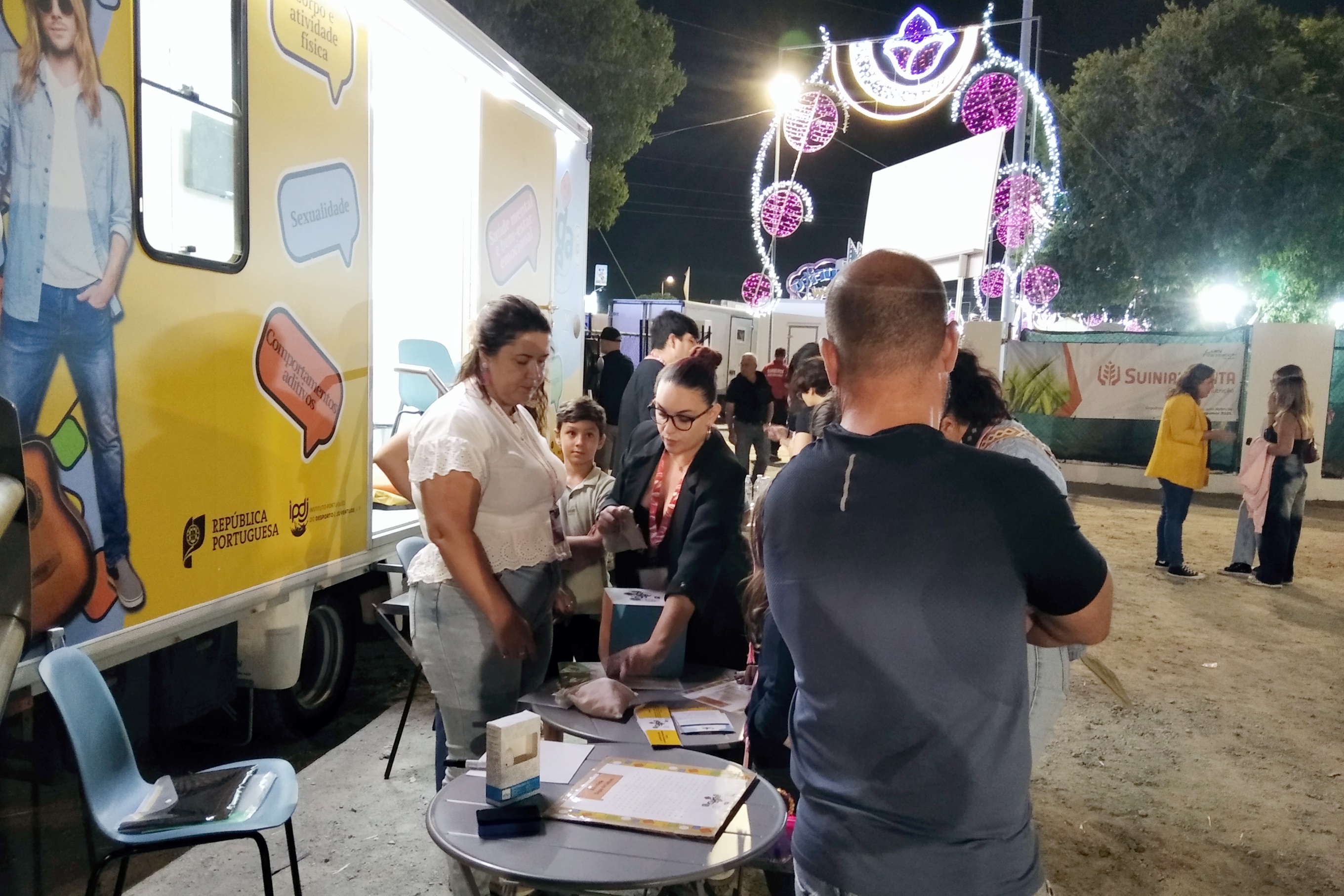 Jovens junto à Unidade Móvel Cuida-te a participarem nas atividades, dinazadas pelos profissionais de saúde Cuida-te.