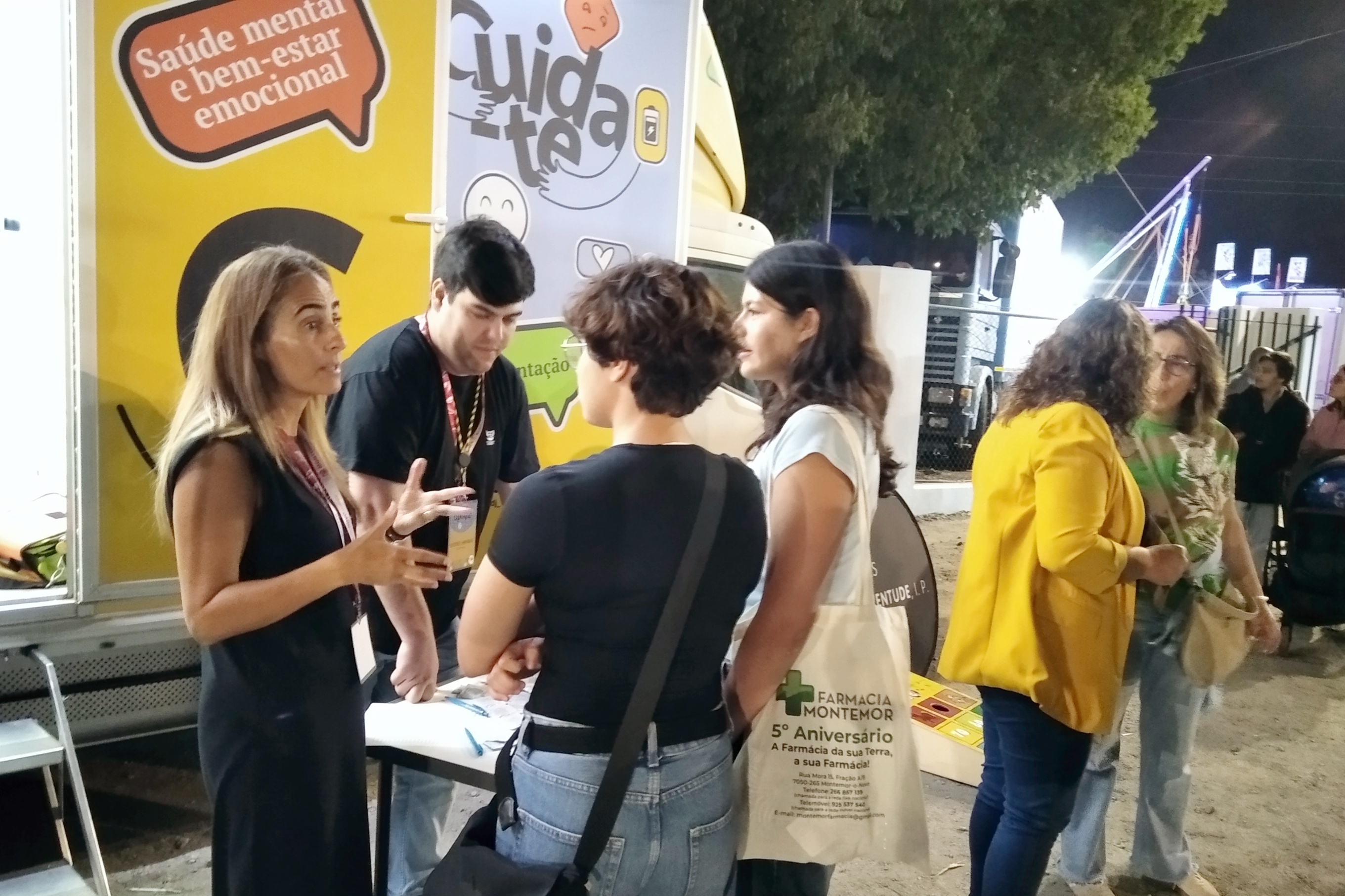 Jovens a participarem nas atividades dinamizadas pelo profissional de saúde Cuida-te e pela profissional de saúde da Unidade Local de Saúde de Montemor-o-Novo.