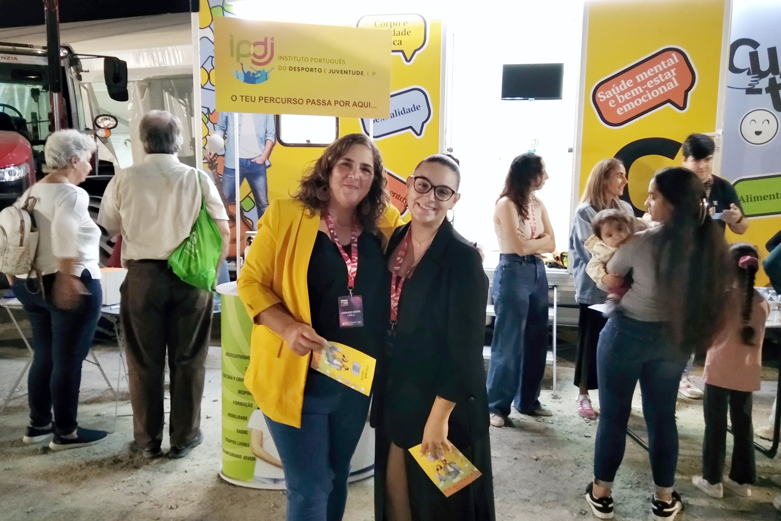 Profissionais de saúde Cuida-te e da Unidade Local de Saúde de Montemor-o-Novo a dinamizarem as atividades junto dos jovens.