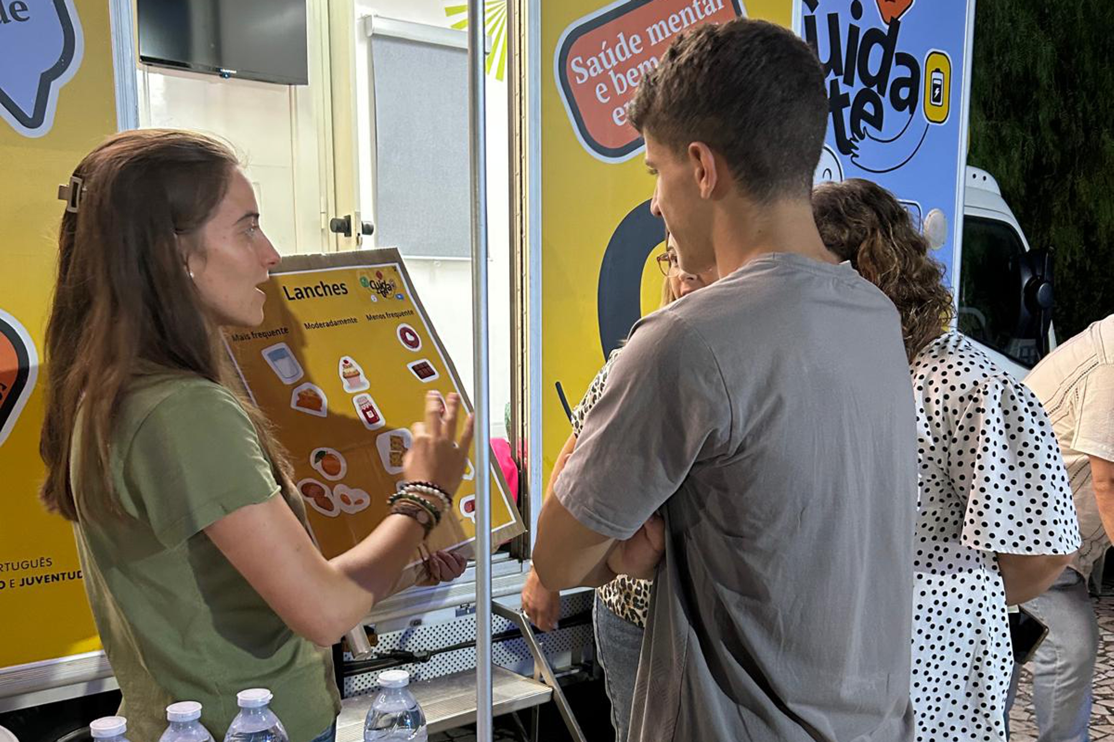 Jovens junto à Unidade Móvel Cuida-te a participarem nas atividades dinamizadas por uma das profissionais de saúde do programa Cuida-te.
