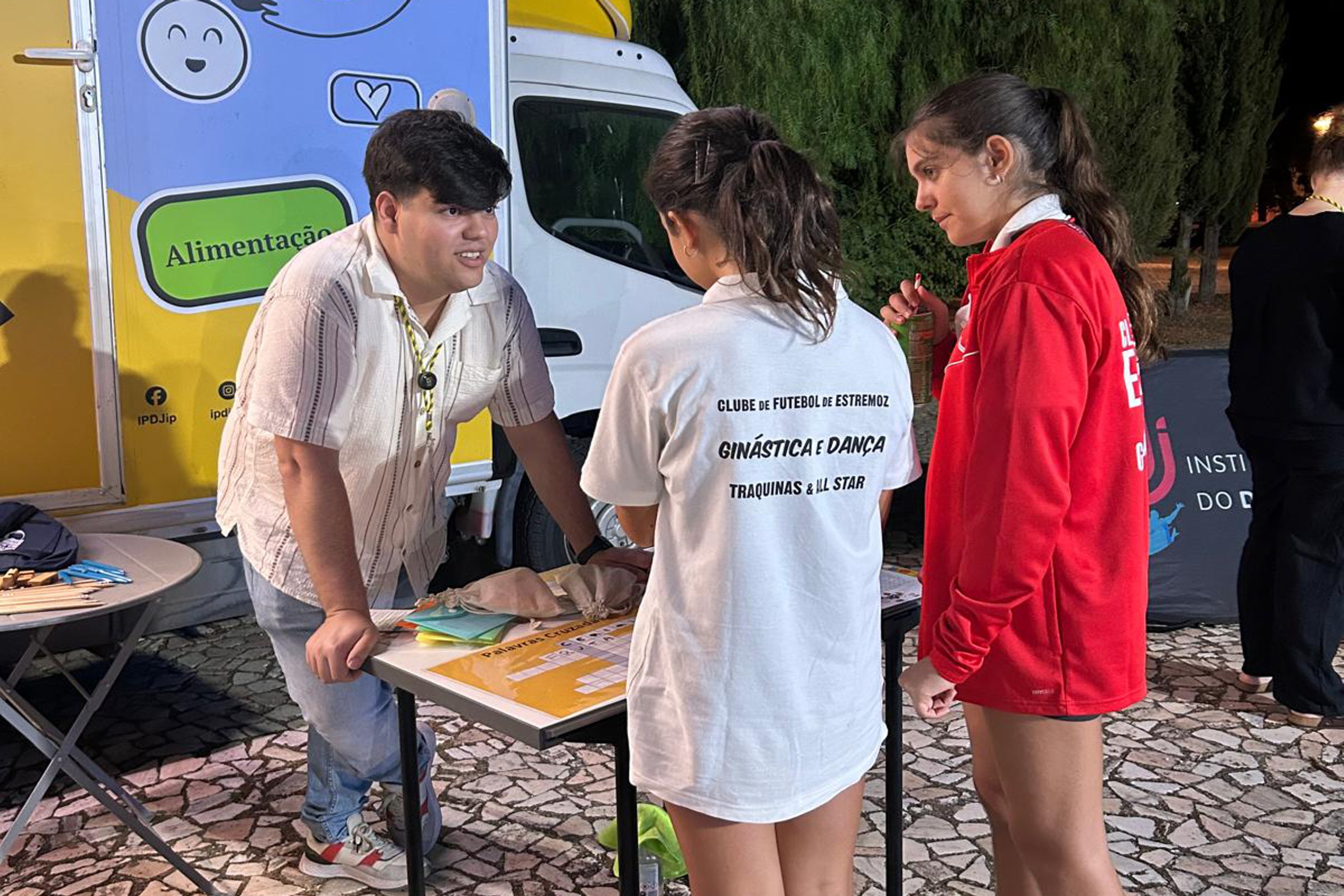 Jovens junto à Unidade Móvel Cuida-te a participarem nas atividades dinamizadas por um dos profissionais de saúde do programa Cuida-te.