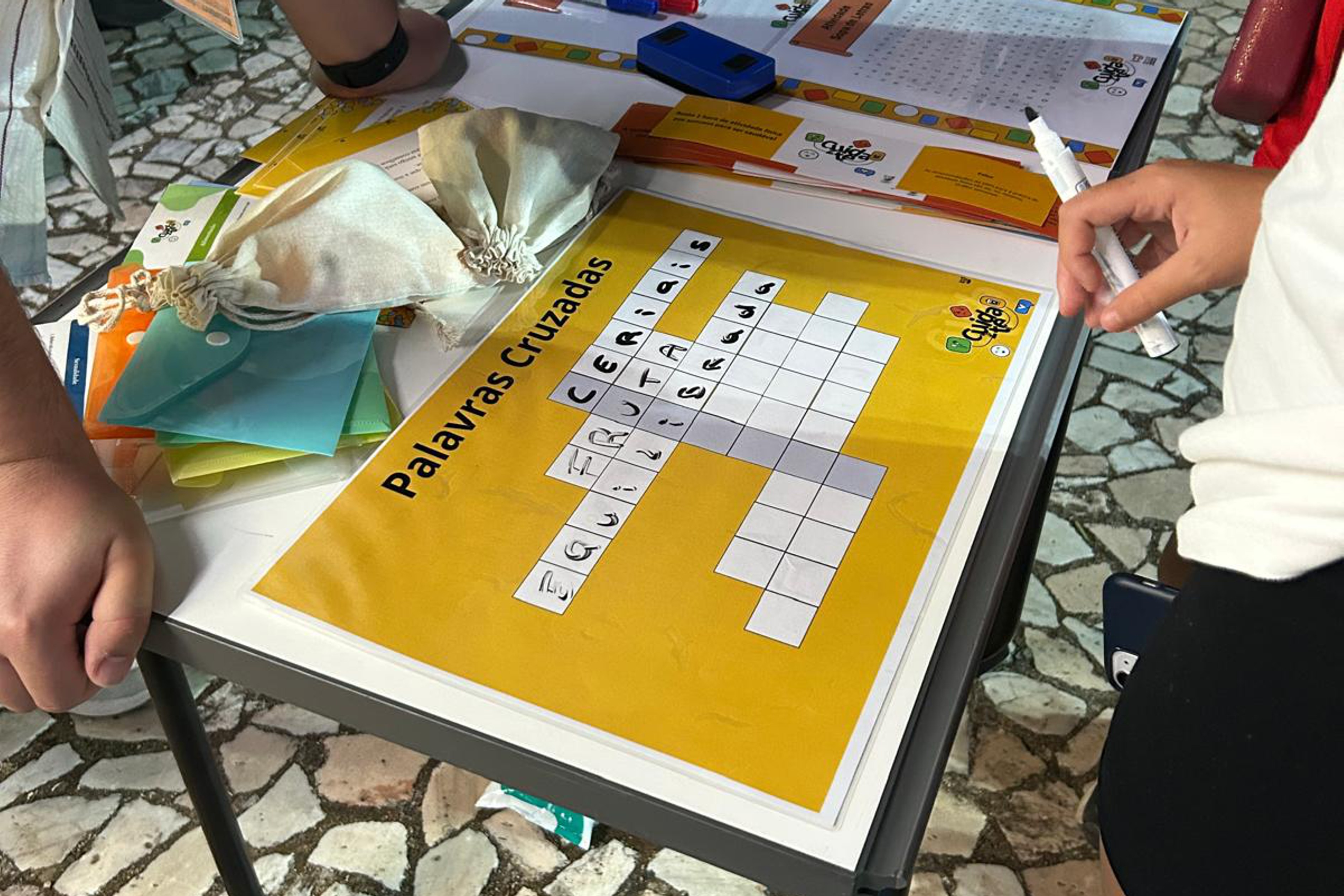 Jovem a participar numa das dinâmicas da atividade, dinamizada por um dos profissionais de saúde do Programa Cuida-te.