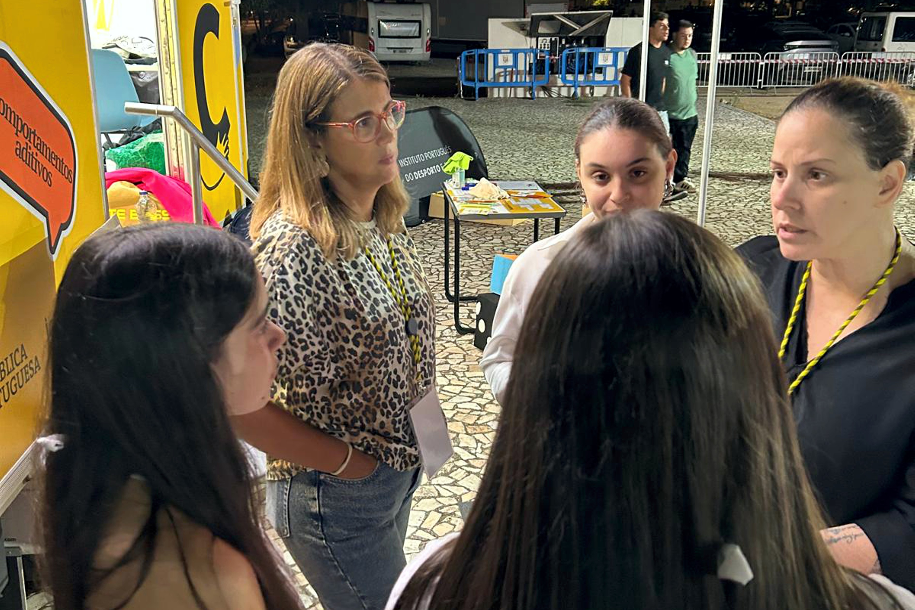 Jovens a participarem nas atividades, dinamizadas pelas profissionais de saúde do Programa Cuida-te.