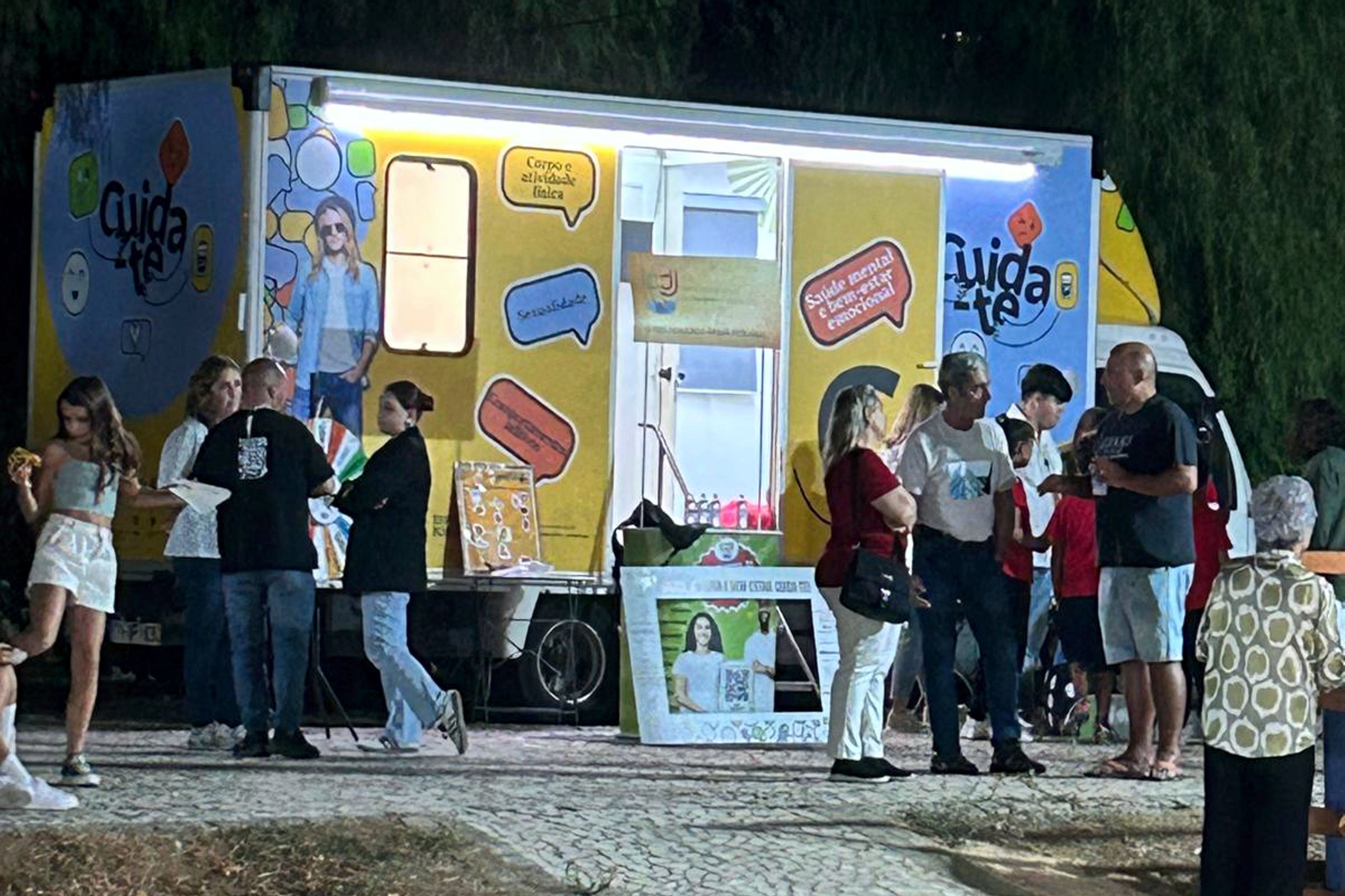 Jovens e técnicos IPDJ junto da Unidade Móvel a dinamizarem as atividades Cuida-te.