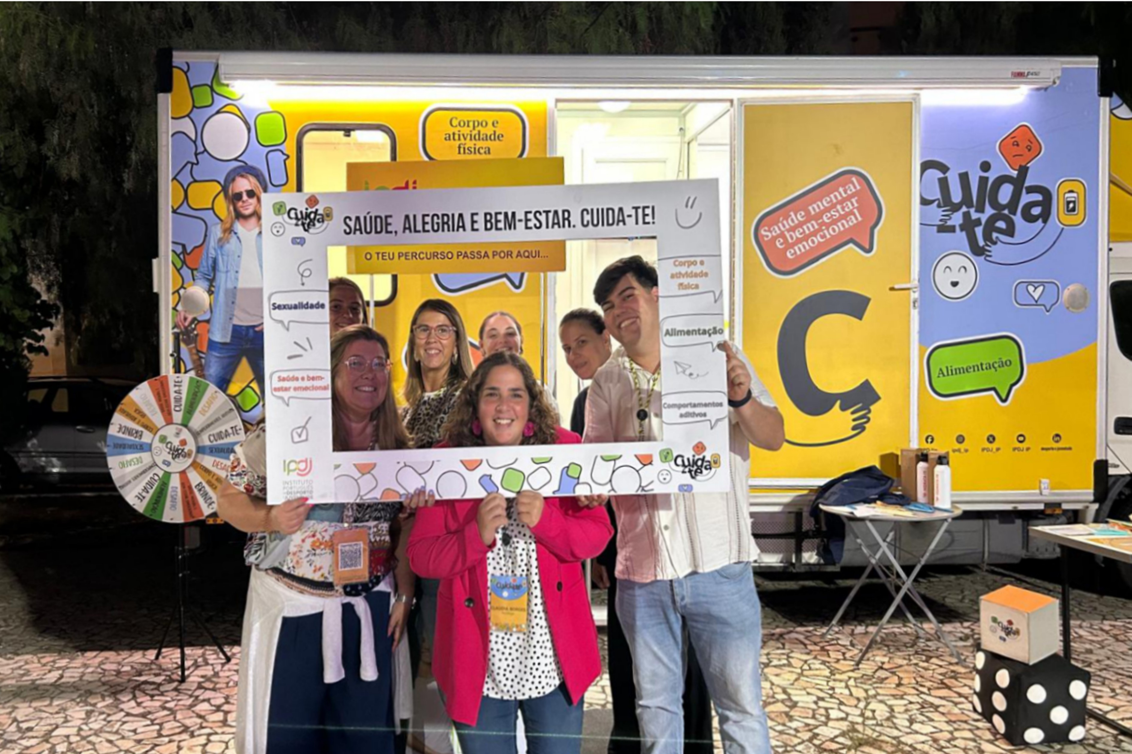 Equipa dos profissionais de saúde do Programa Cuida-te, junto à Unidade Móvel deste programa.