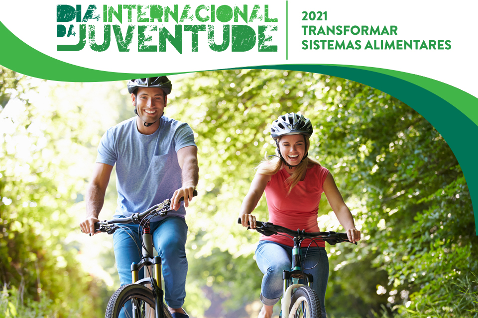 jovens a andar de bicicleta com o logotipo do Dia Internacional da Juventude