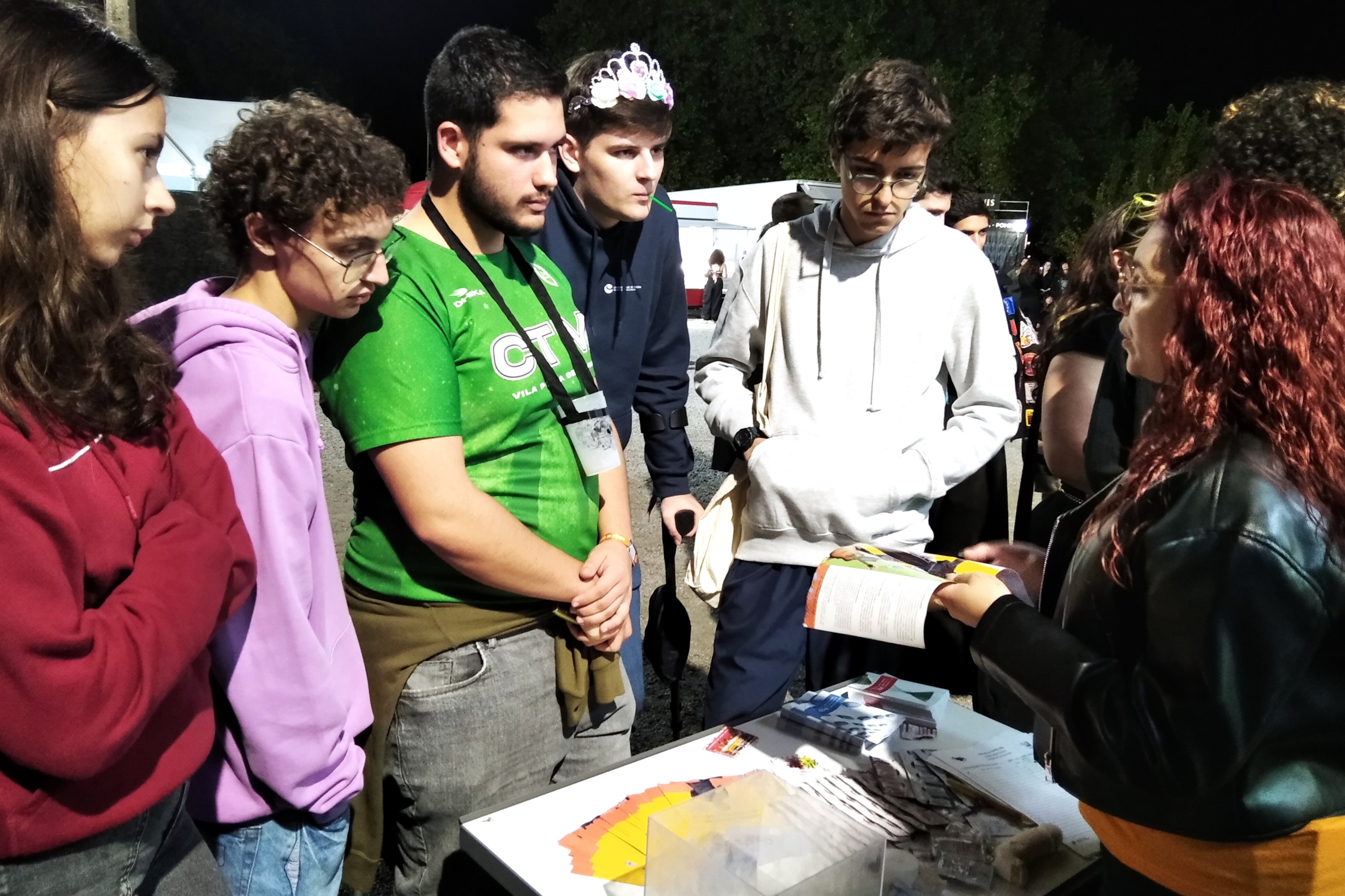 Jovens junto à Unidade Móvel Cuida-te a participarem nas atividades dinamizadas pelos profissionais de saúde do programa Cuida-te.