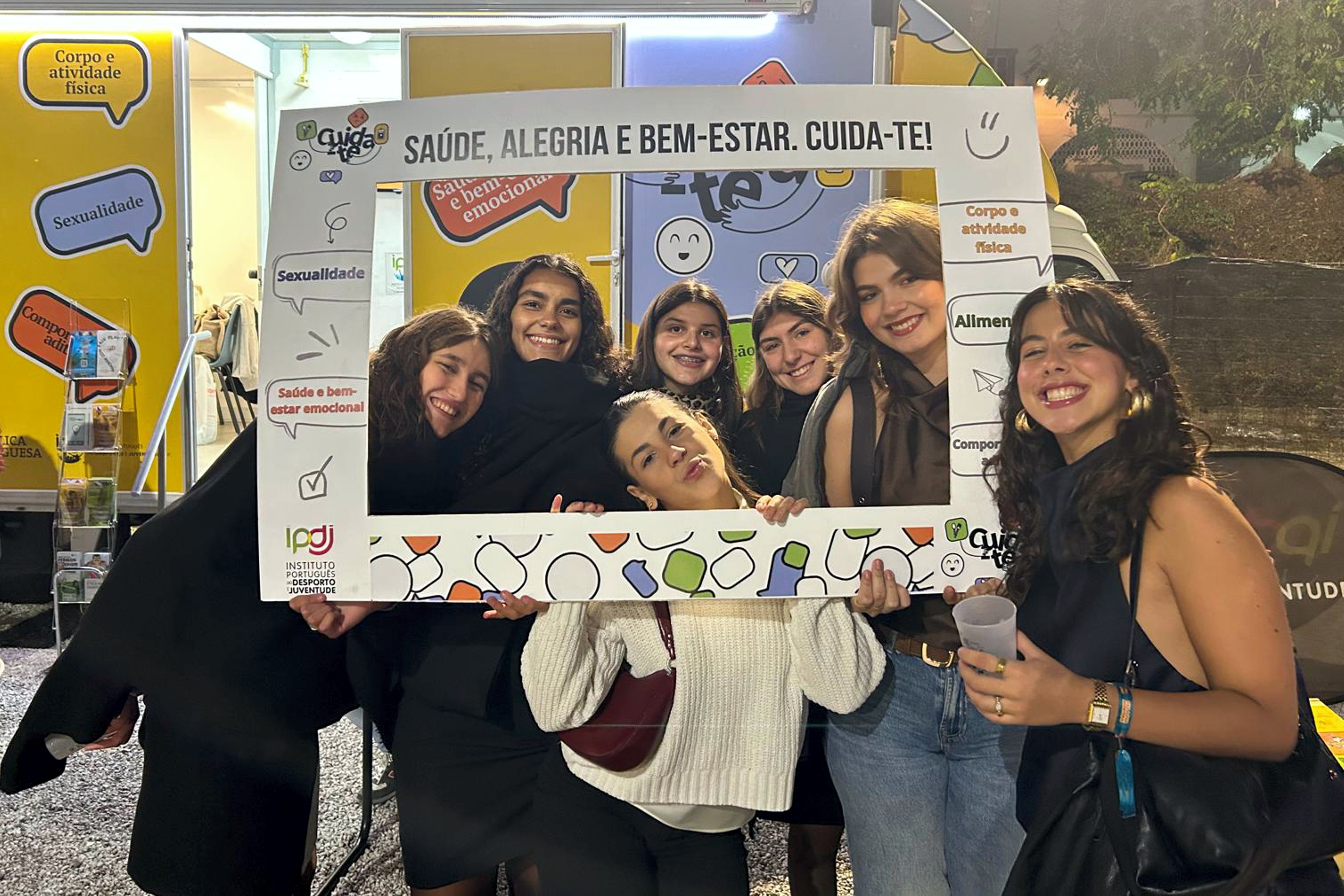 Jovens junto à Unidade Móvel Cuida-te, em foto de grupo, após participarem nas atividades IPDJ.