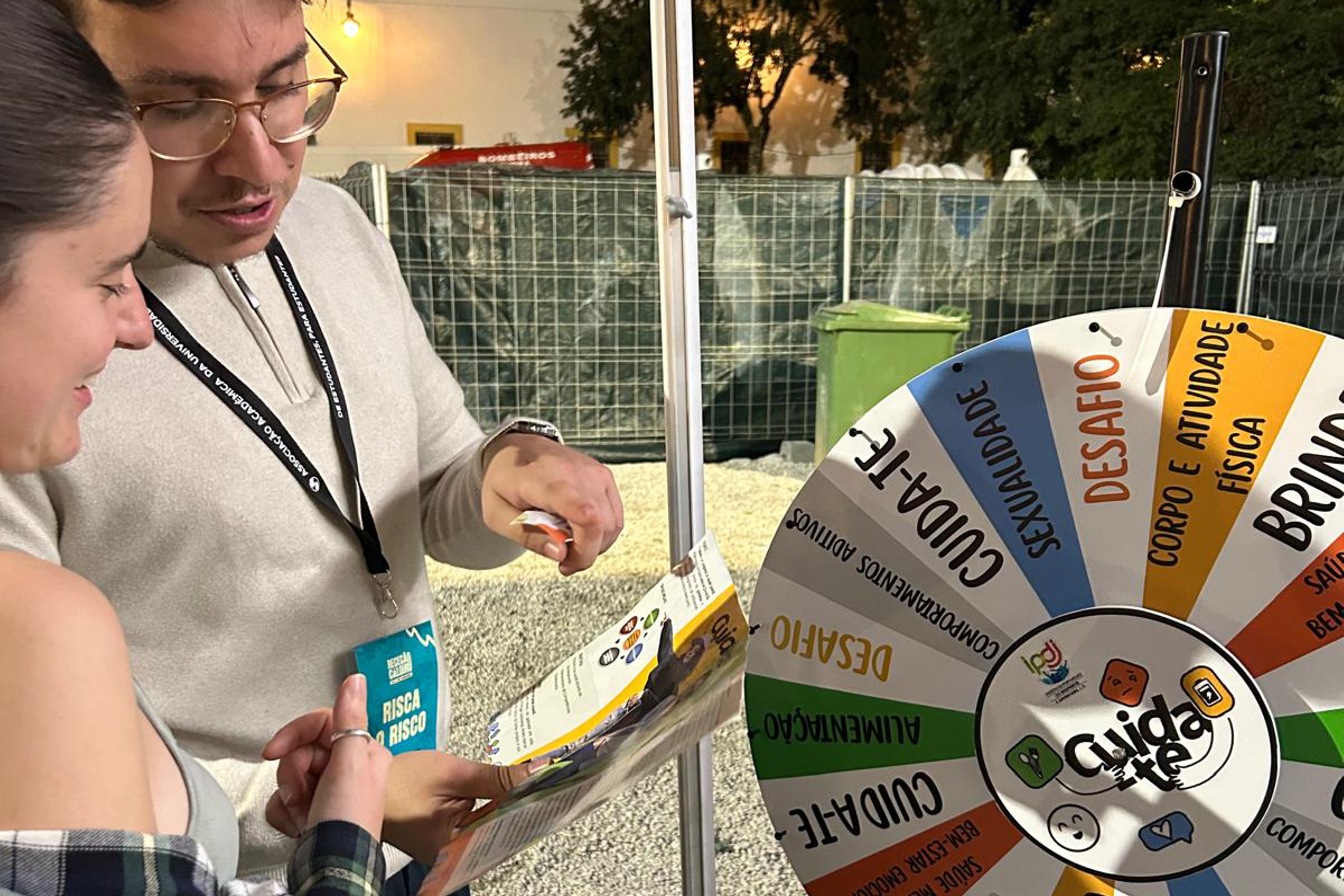 Jovens junto à Unidade Móvel Cuida-te a participarem nas atividades dinamizadas pelos profissionais de saúde do programa Cuida-te.