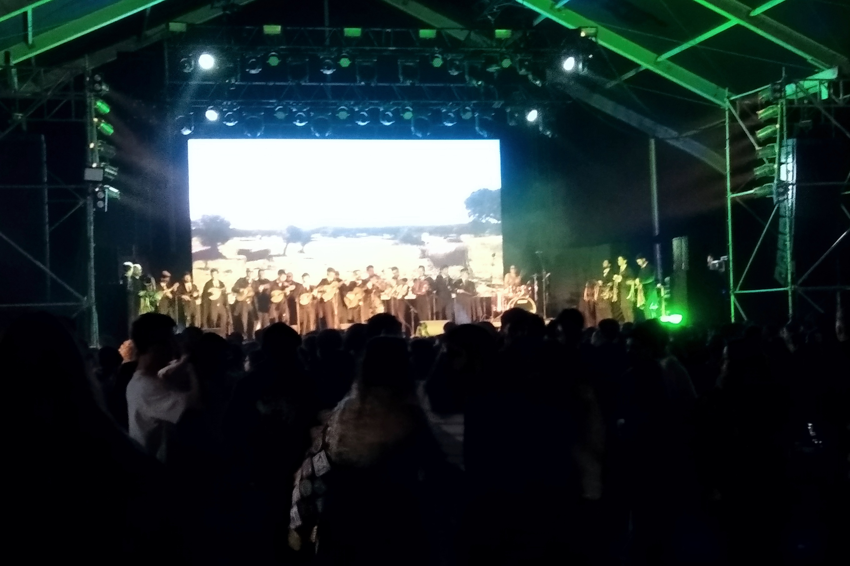 Recinto/tenda onde se realizaram os concertos da Receção ao Caloiro, completamente lotado, com os jovens a assistirem à atuação do Grupo Académico Seistetos.