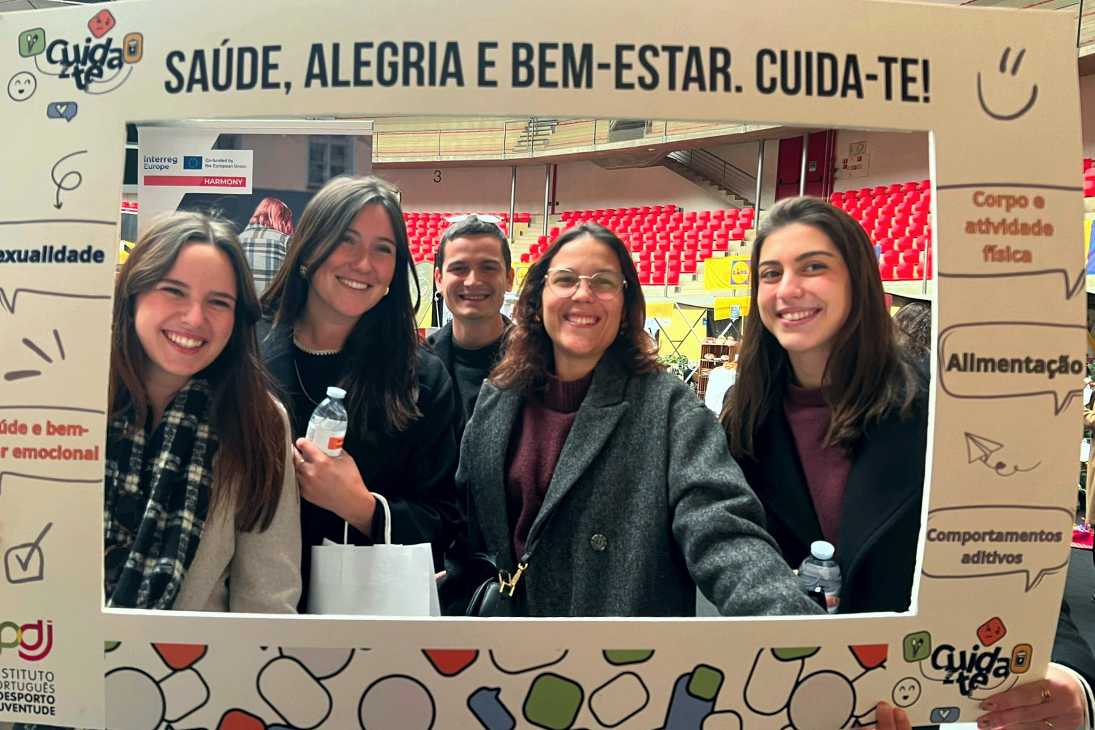 Foto de jovens participantes nas atividades, na «moldura» Cuida-te.