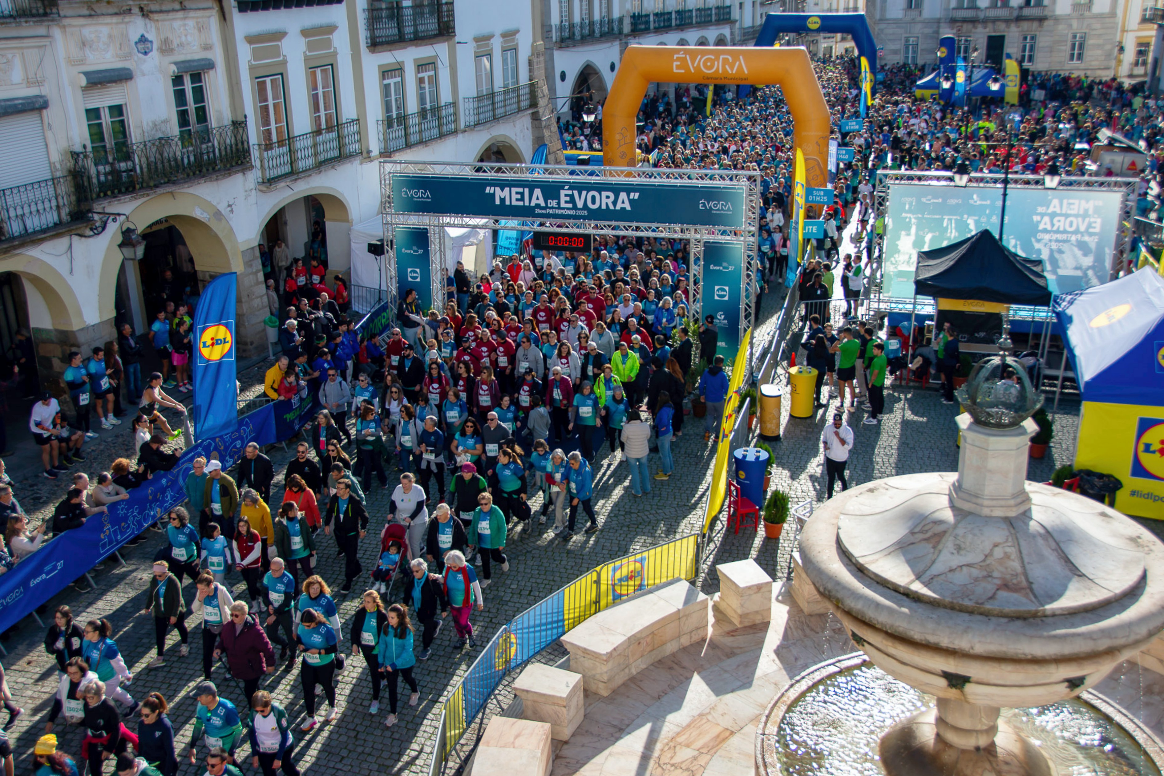 Vista geral da Meia Maratona de Évora 2025, na Praça do Giraldo.