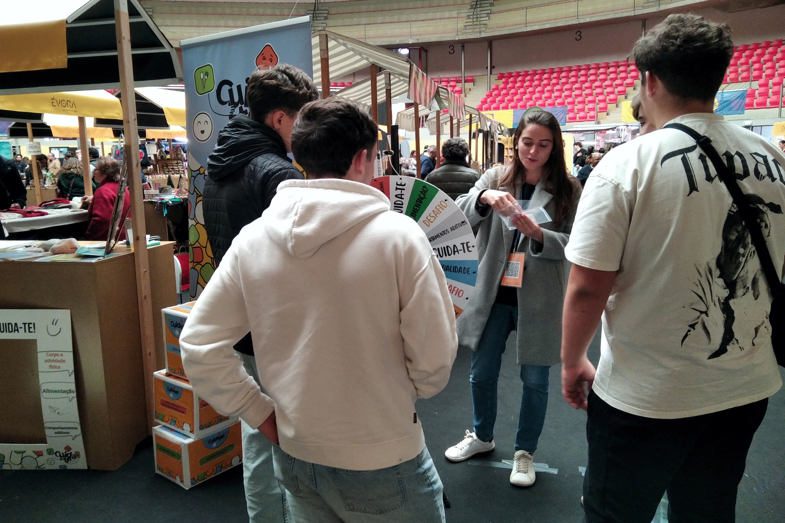 Jovens no espaço IPDJ a participarem nas atividades Cuida-te.