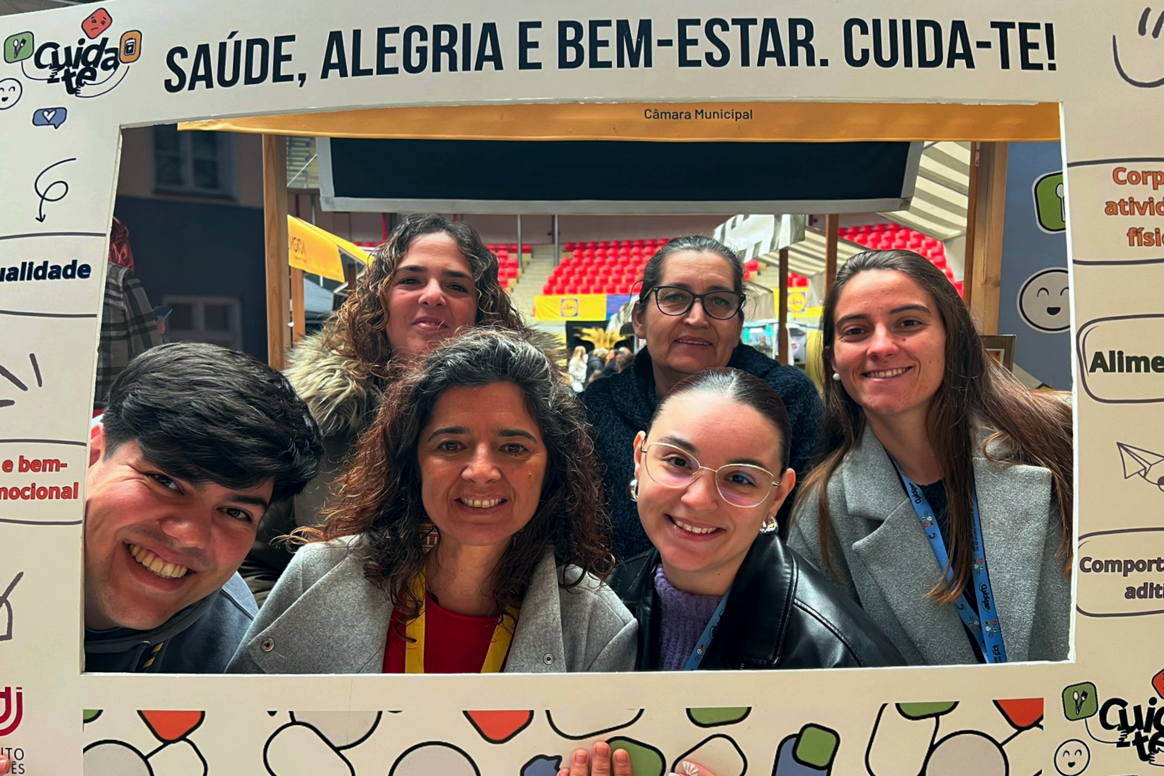 Foto da equipa Cuida-te Alentejo (profissionais de saúde e técnica do IPDJ de Évora) e técnica de desporto do IPDJ de Évora, na moldura do programa Cuida-te.