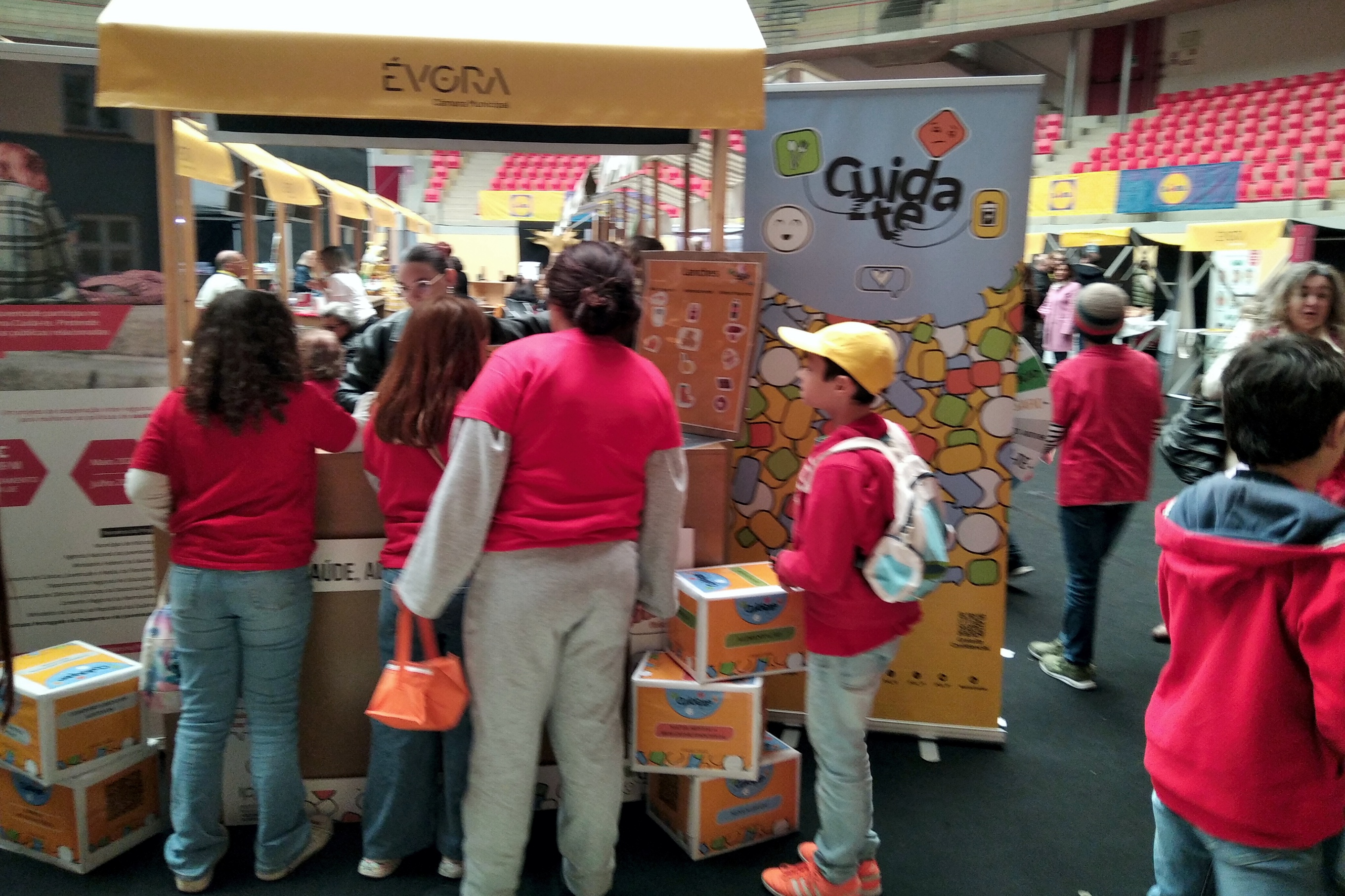 Jovens no espaço IPDJ a participarem nas atividades Cuida-te.