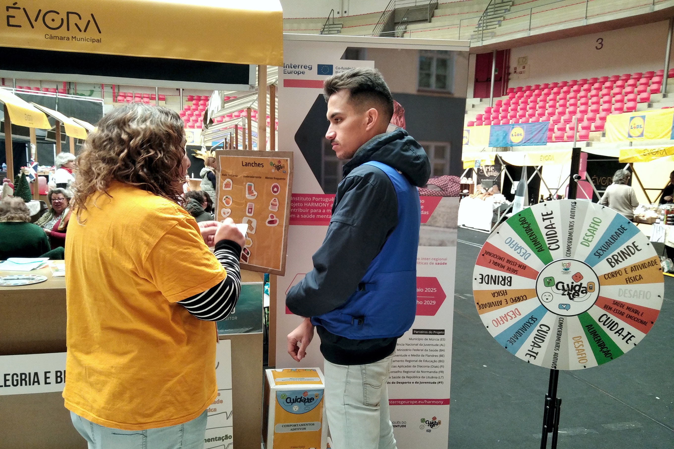 Jovem no espaço IPDJ a participar nas atividades Cuida-te.