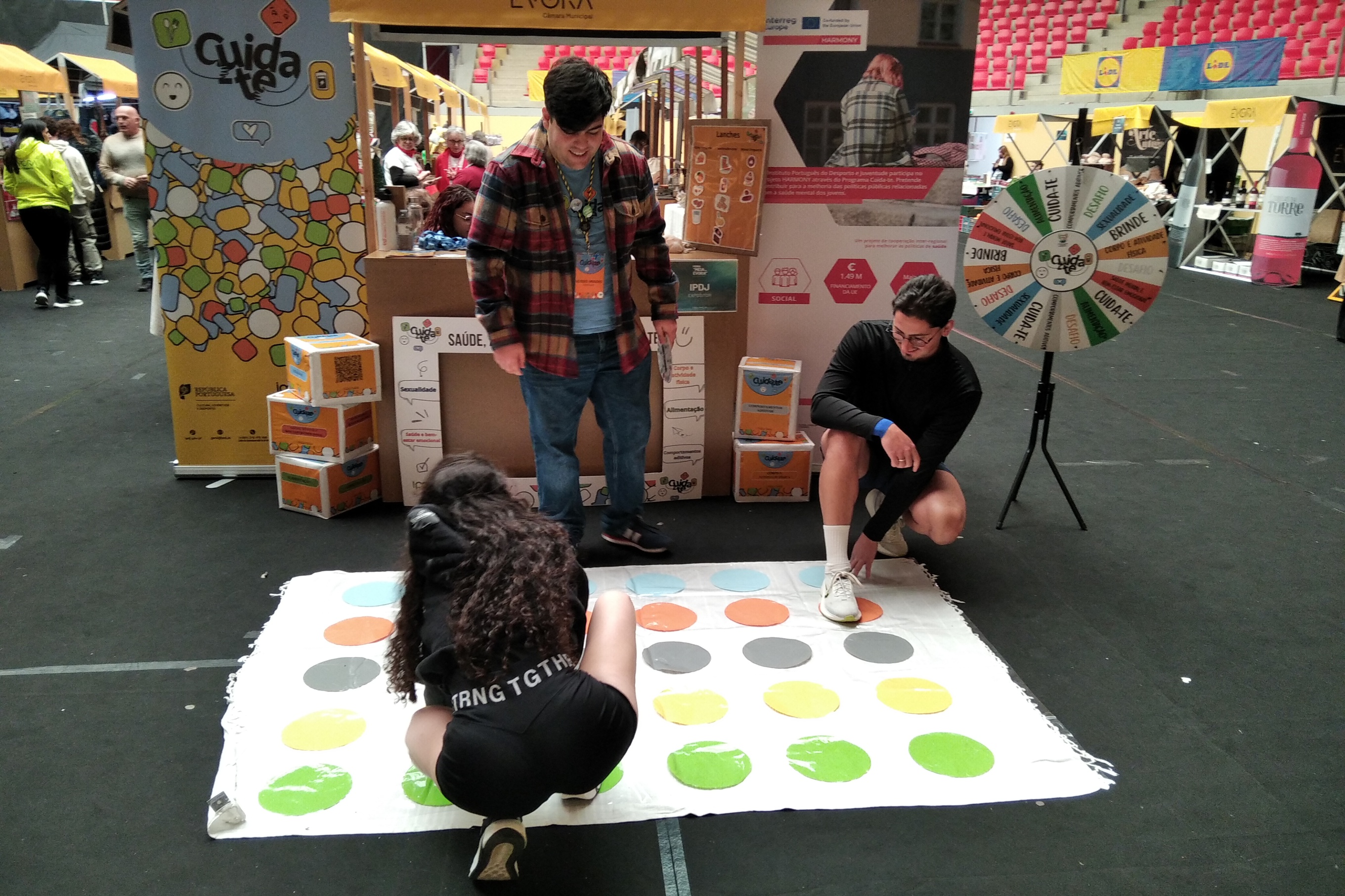 Jovens no espaço IPDJ a participarem nas atividades Cuida-te.