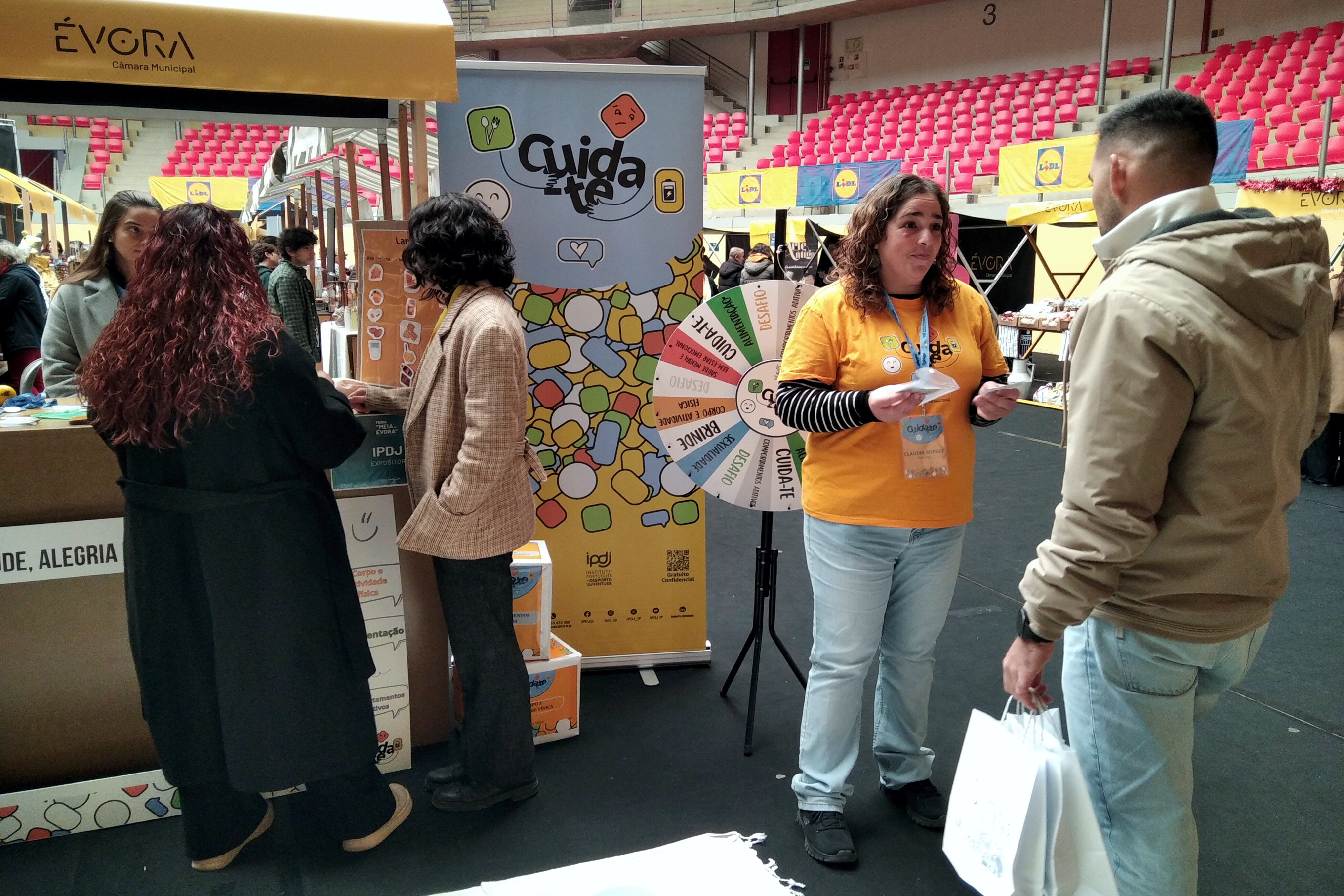 Jovens no espaço IPDJ a participarem nas atividades Cuida-te.