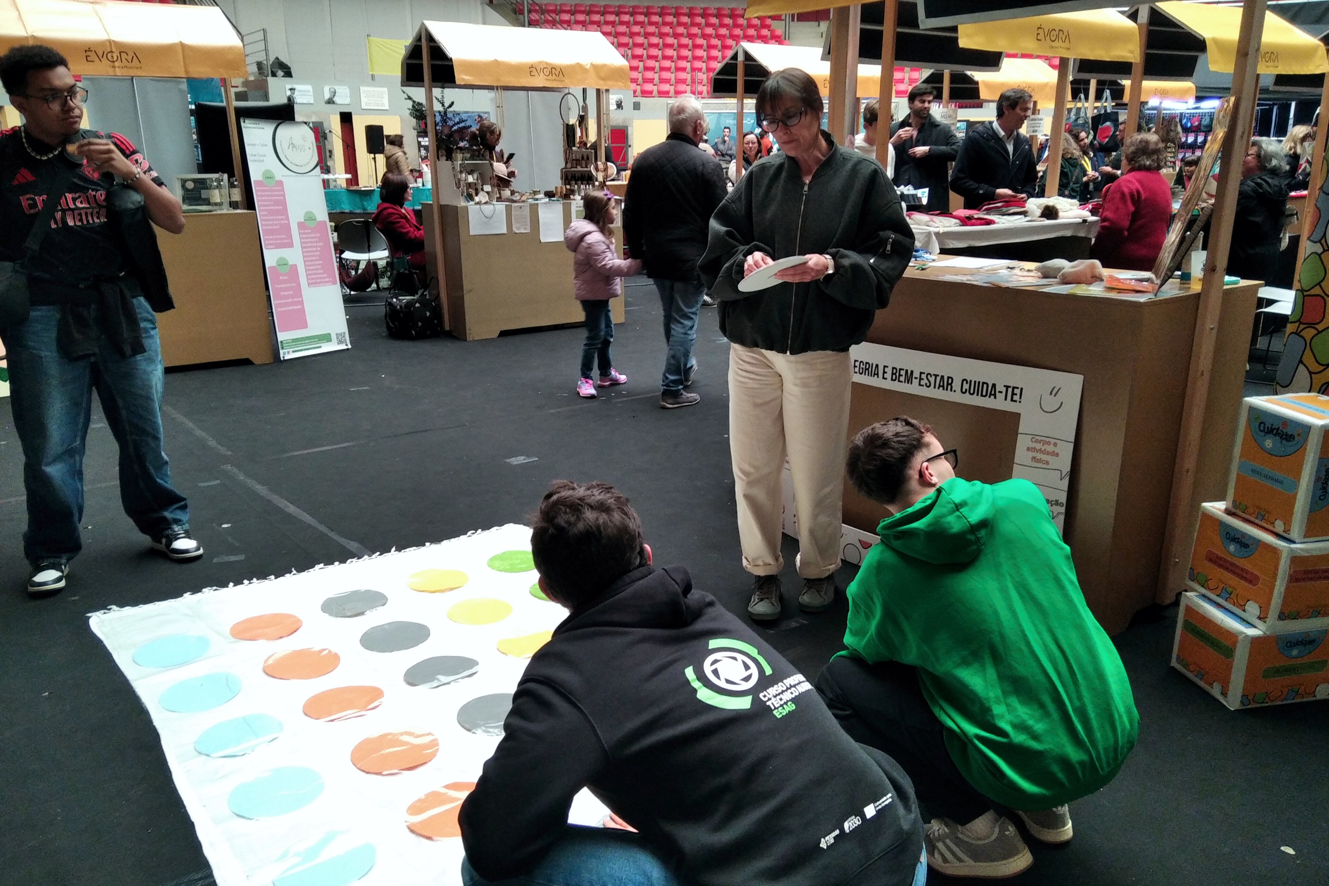 Jovens no espaço IPDJ a participarem nas atividades Cuida-te.