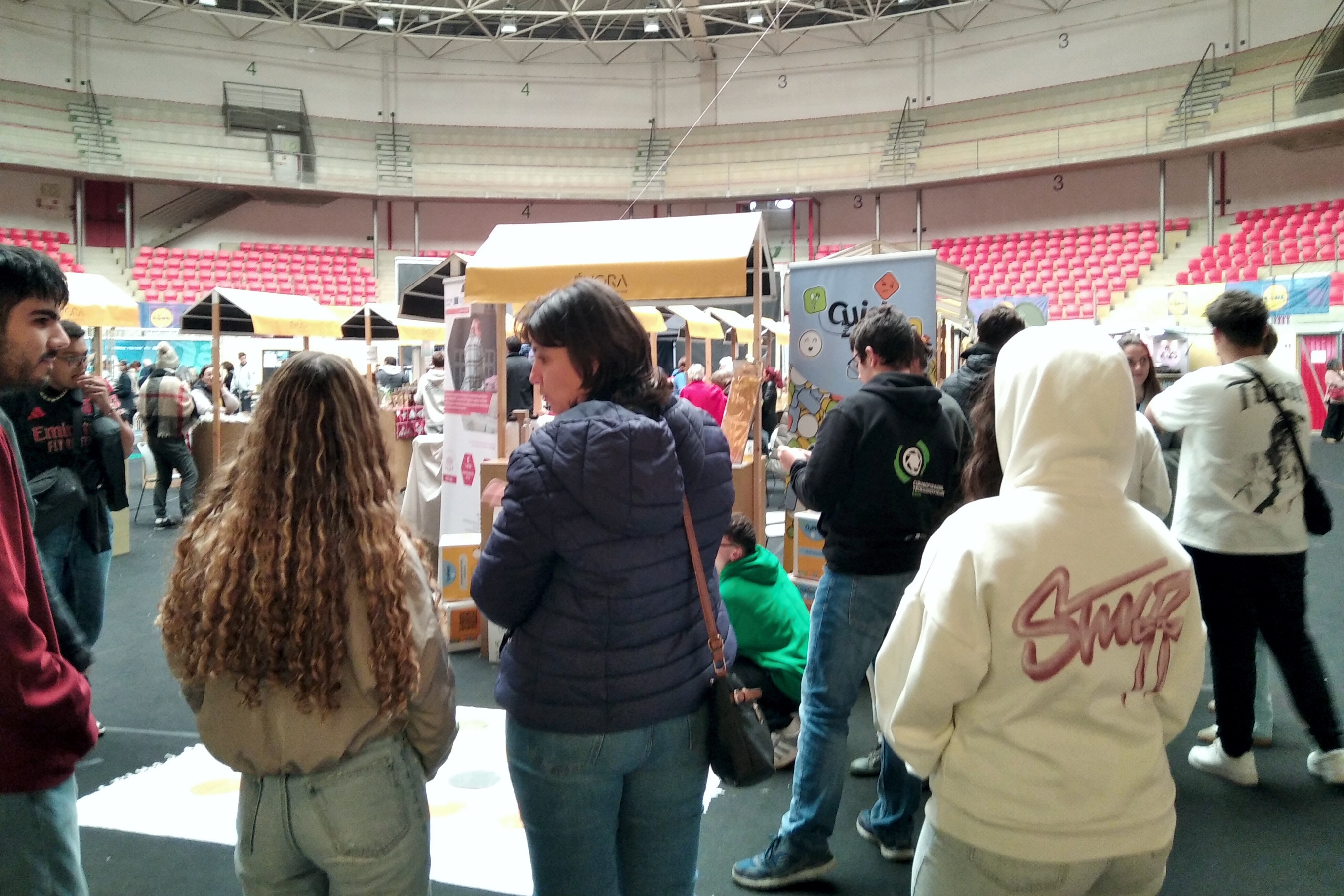 Jovens no espaço IPDJ a participarem nas atividades Cuida-te.