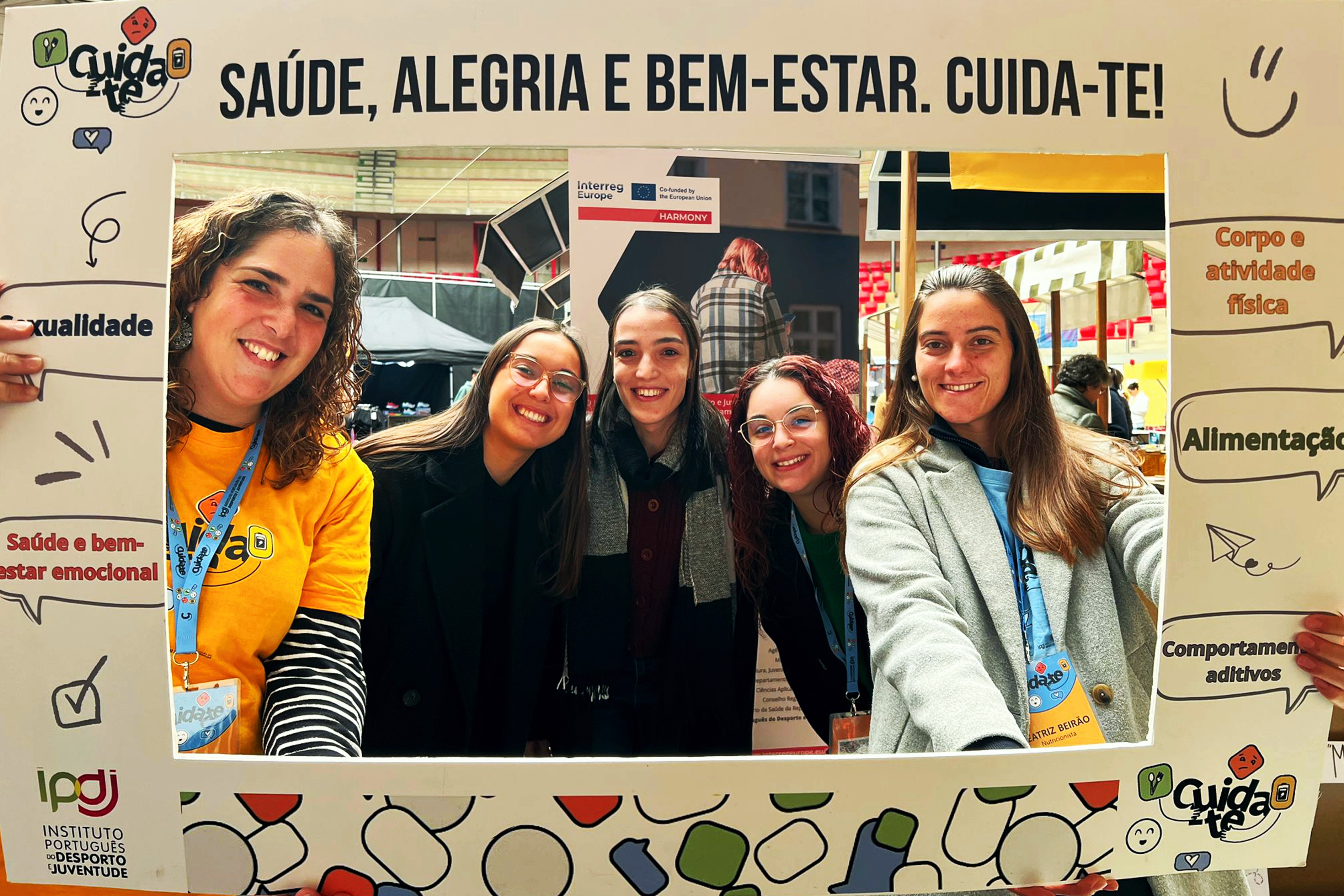 Foto de jovens participantes nas atividades, e profissionais de saúde Cuida-te, na «moldura» Cuida-te.