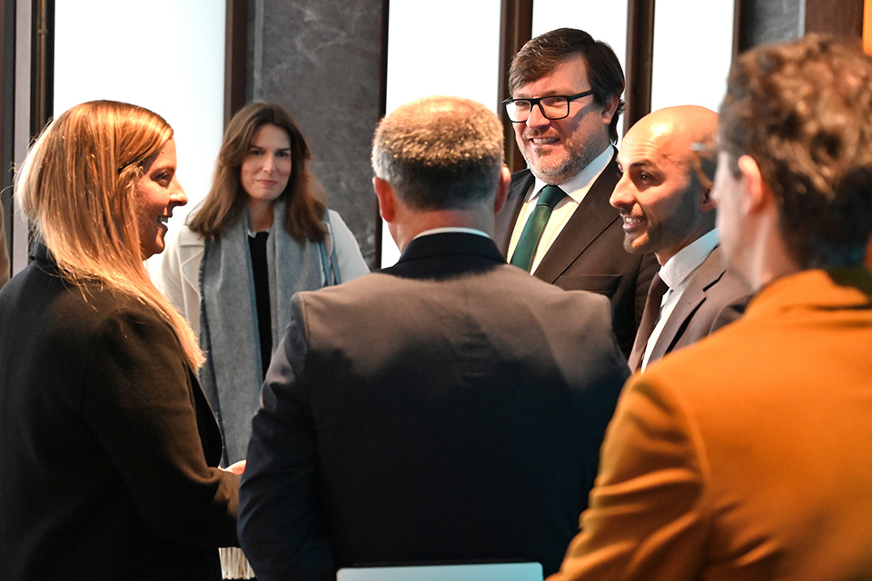 conjunto de pessoas a falar